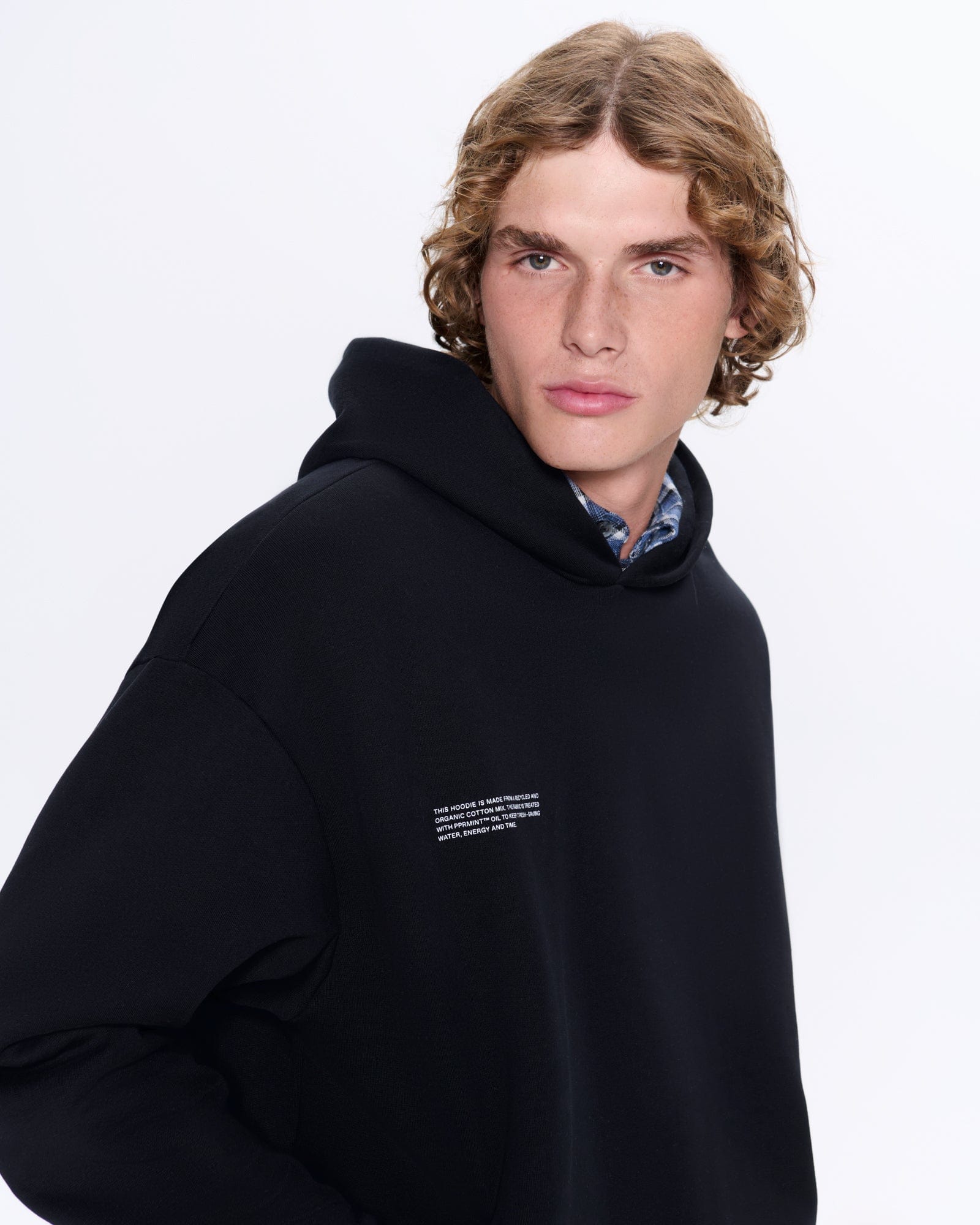 365_HEAVYWEIGHT_HOODIE_BLACK_MENS_DETAIL-MODEL