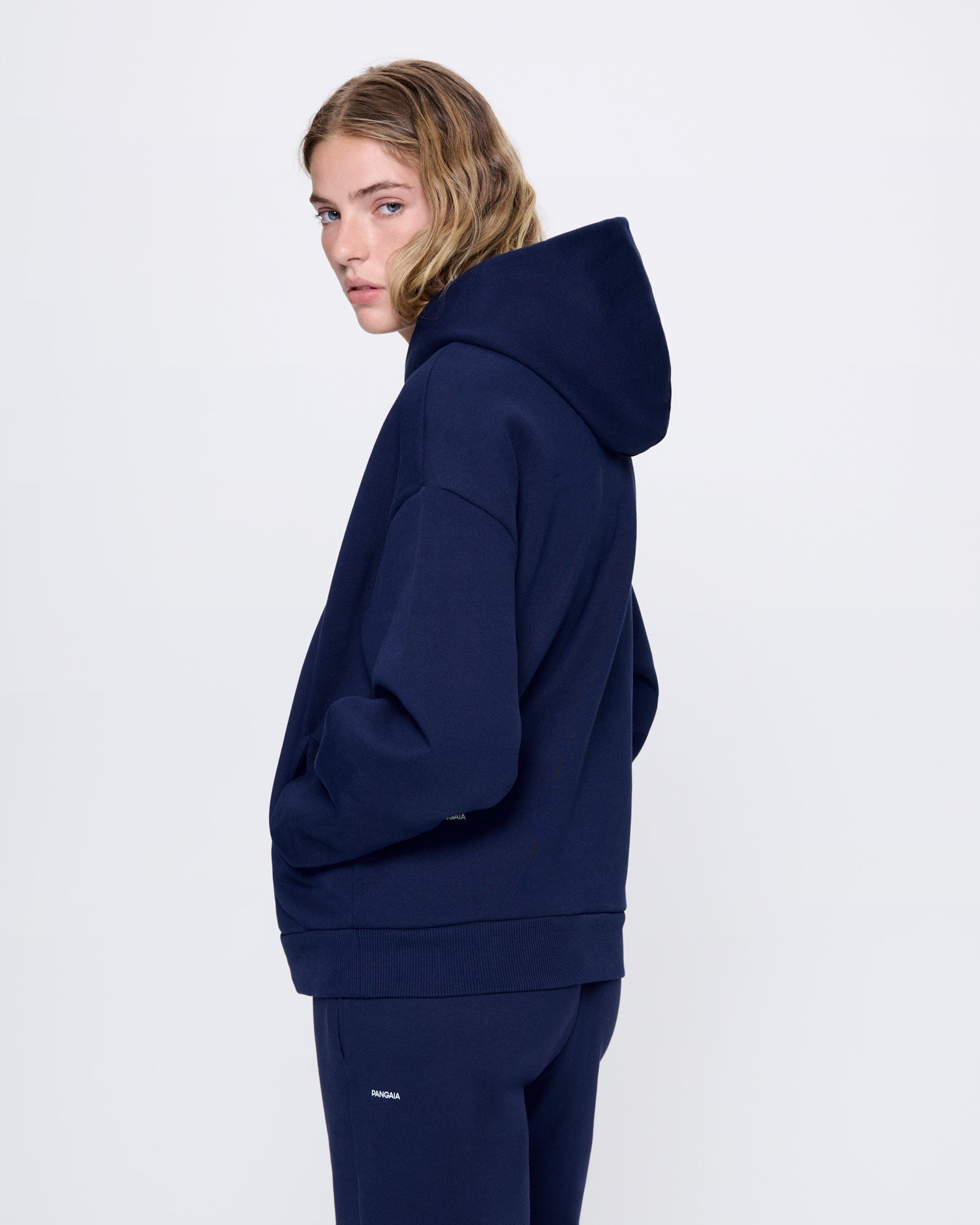 365_HEAVYWEIGHT_HOODIE_NAVY-BLUE_WOMENS_BACK-MODEL