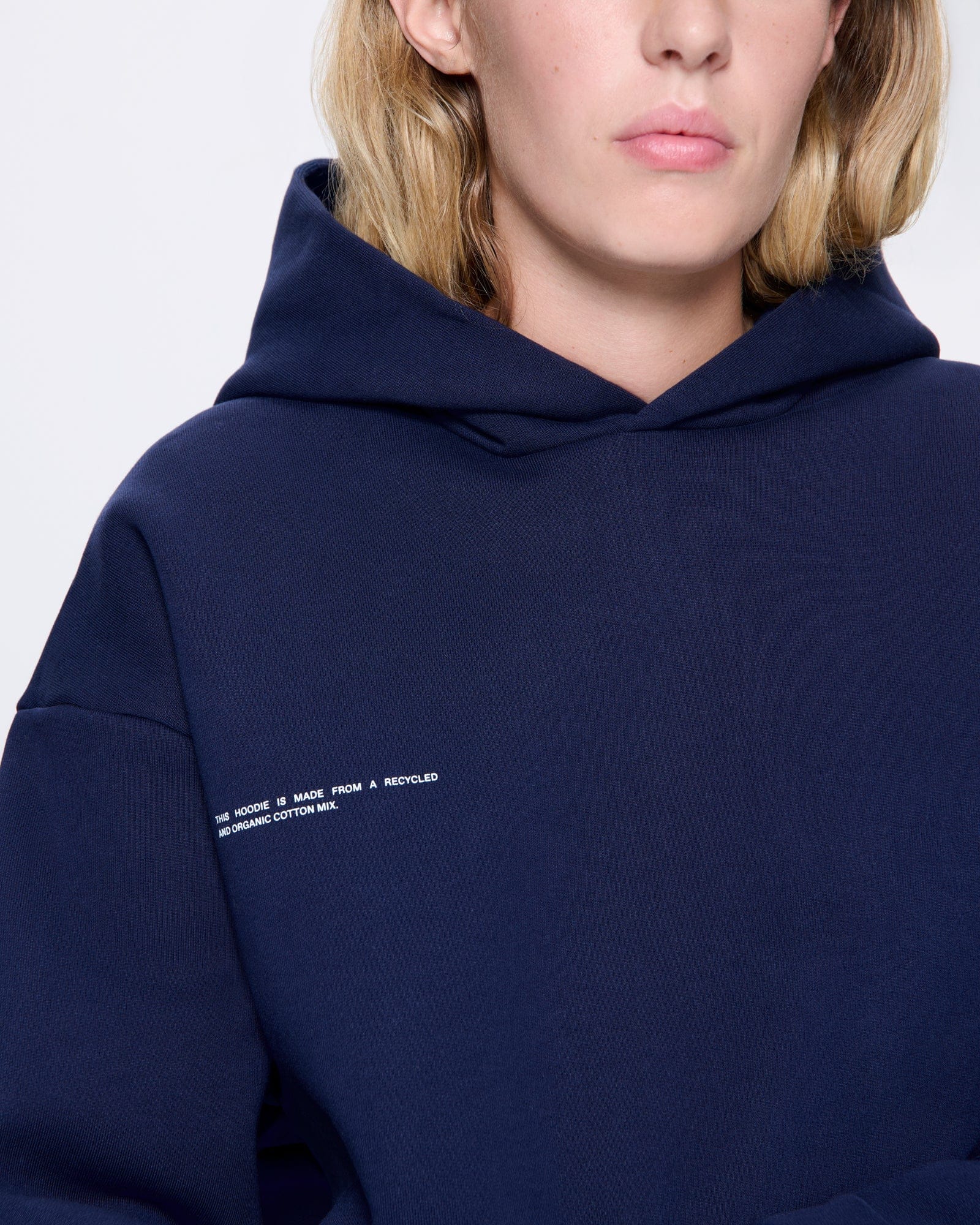 365_HEAVYWEIGHT_HOODIE_NAVY-BLUE_WOMENS_DETAIL-MODEL