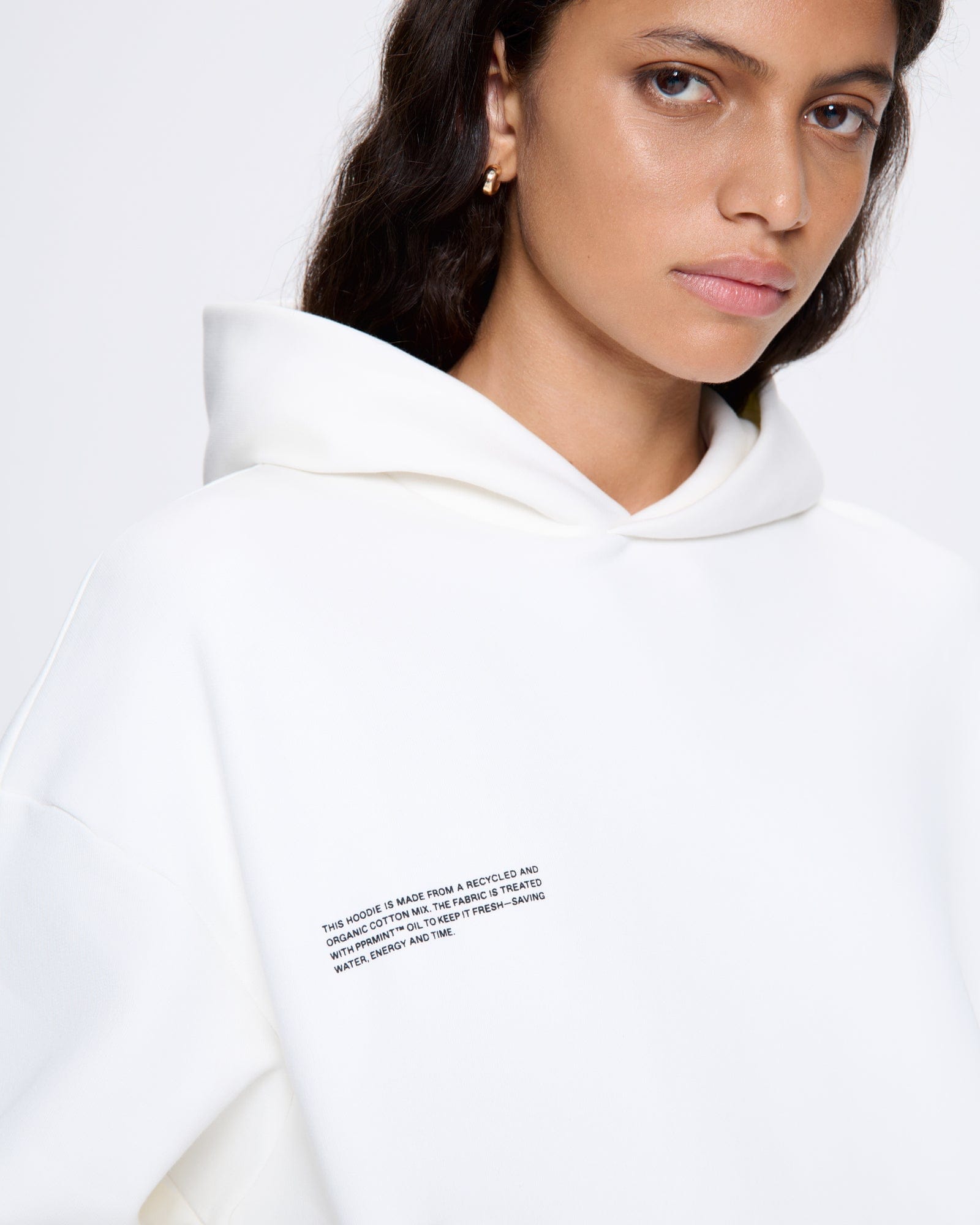365_HEAVYWEIGHT_HOODIE_OFF-WHITE_WOMENS_DETAIL-MODEL