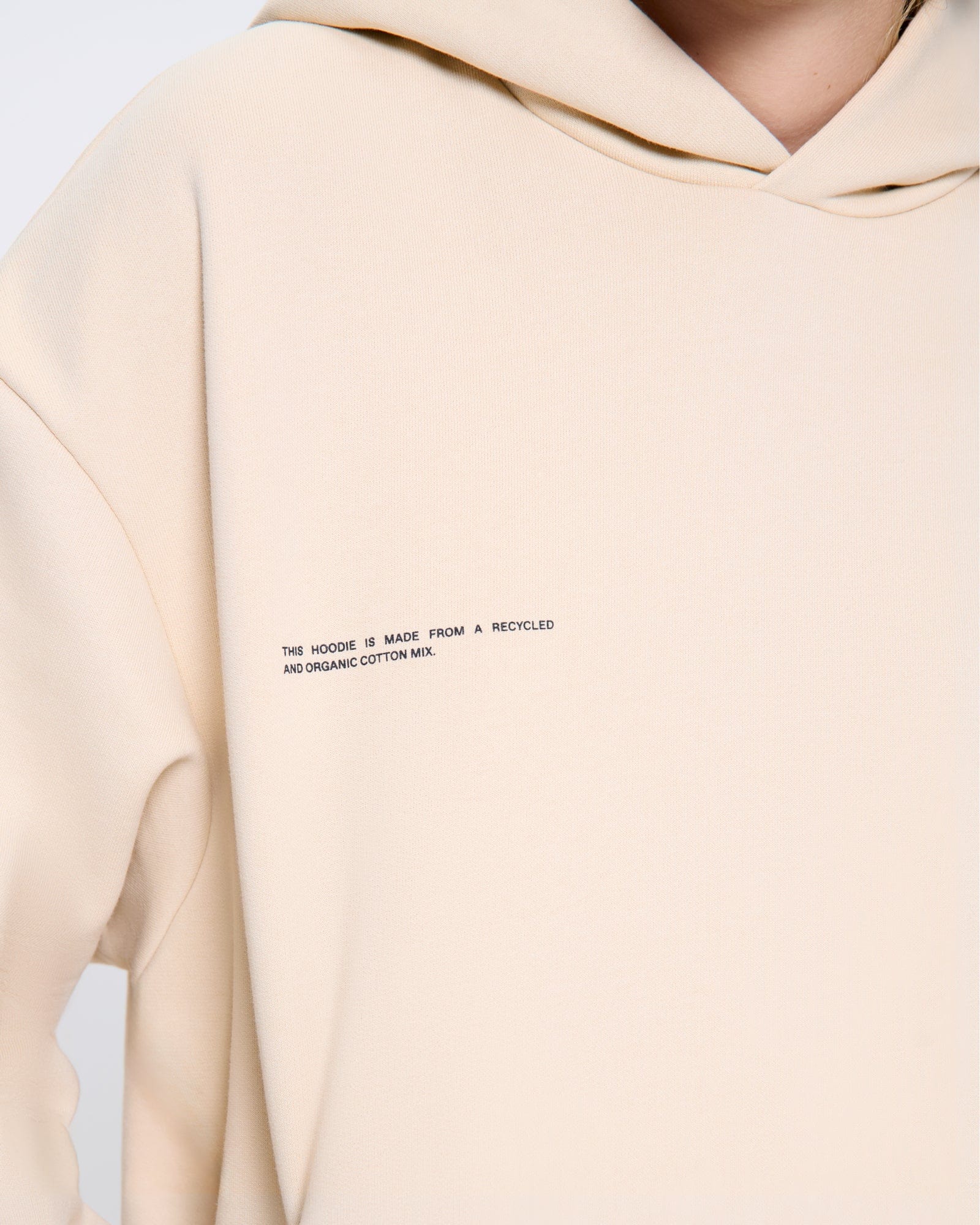 365_HEAVYWEIGHT_HOODIE_SAND_WOMENS_DETAIL-MODEL