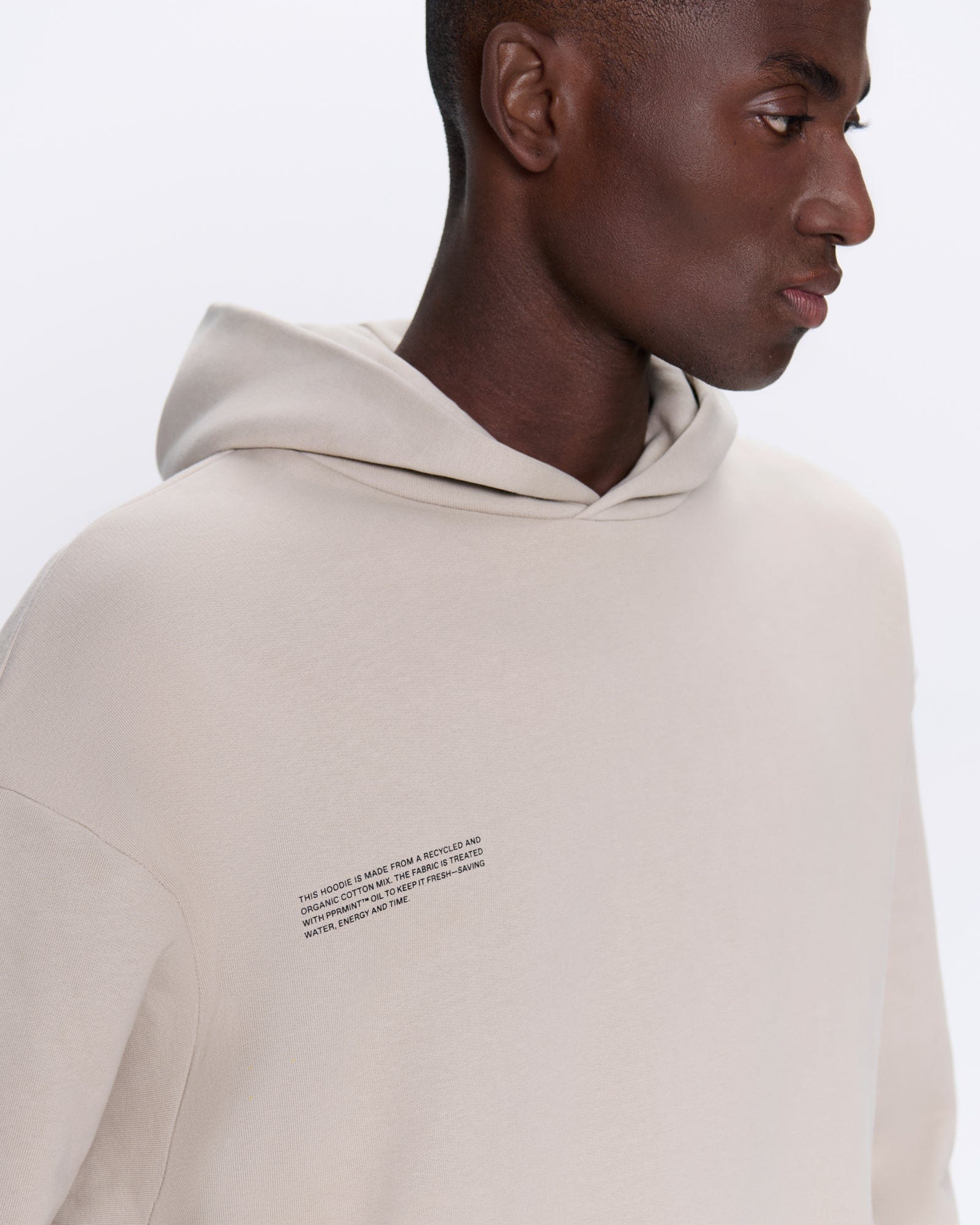 365_HEAVYWEIGHT_HOODIE_STONE_MENS_DETAIL-MODEL