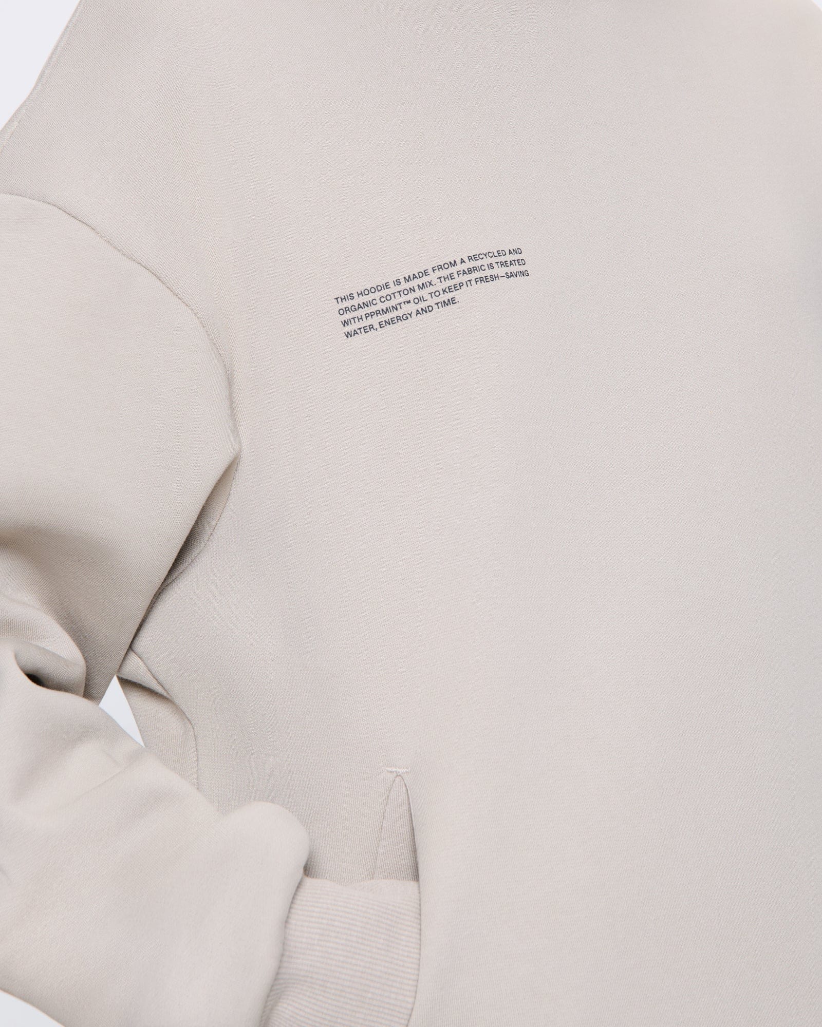 365_HEAVYWEIGHT_HOODIE_STONE_WOMENS_DETAIL-MODEL