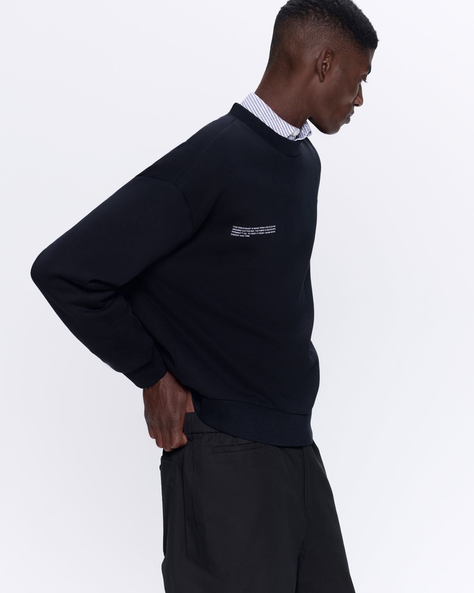 365_HEAVYWEIGHT_SWEATSHIRT_BLACK_MENS_DETAIL-MODEL