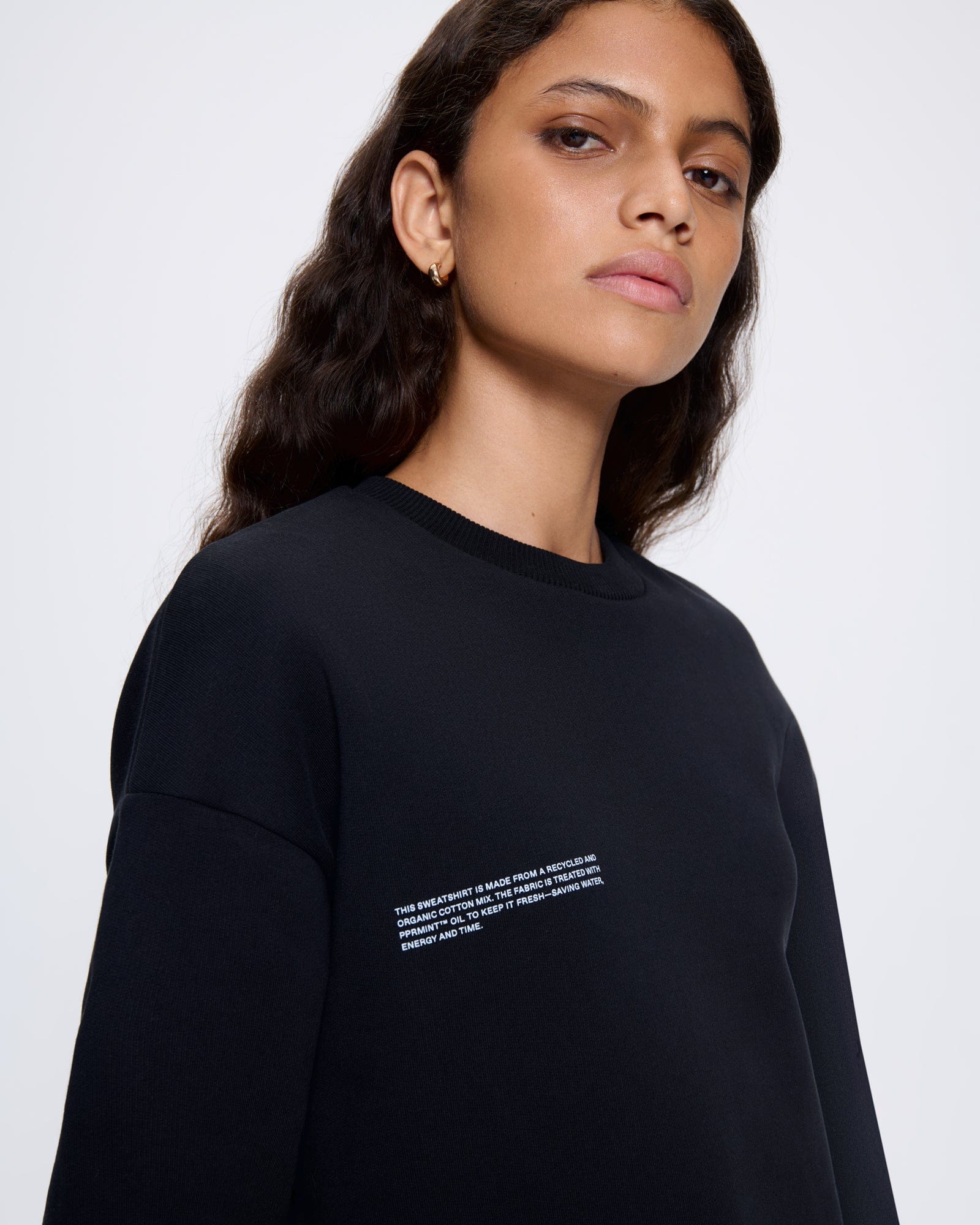 365_HEAVYWEIGHT_SWEATSHIRT_BLACK_WOMENS_DETAIL-MODEL