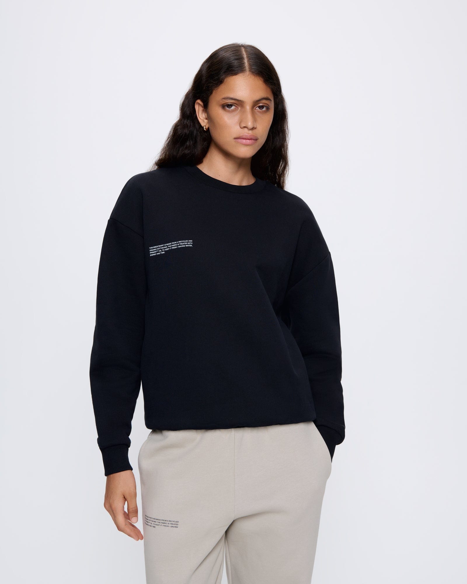 365_HEAVYWEIGHT_SWEATSHIRT_BLACK_WOMENS_FRONT-MODEL
