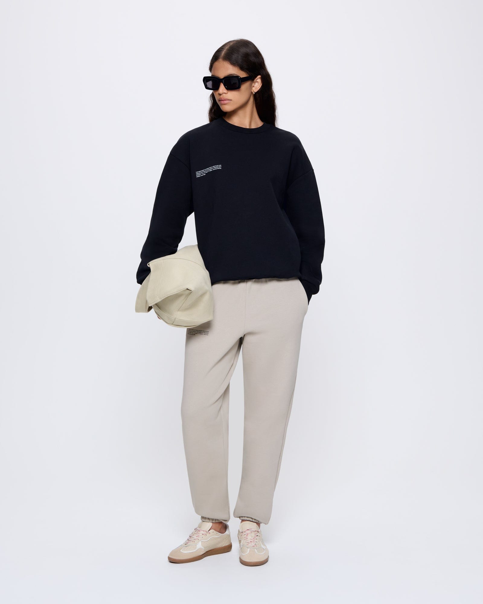 365_HEAVYWEIGHT_SWEATSHIRT_BLACK_WOMENS_LEAD-MODEL