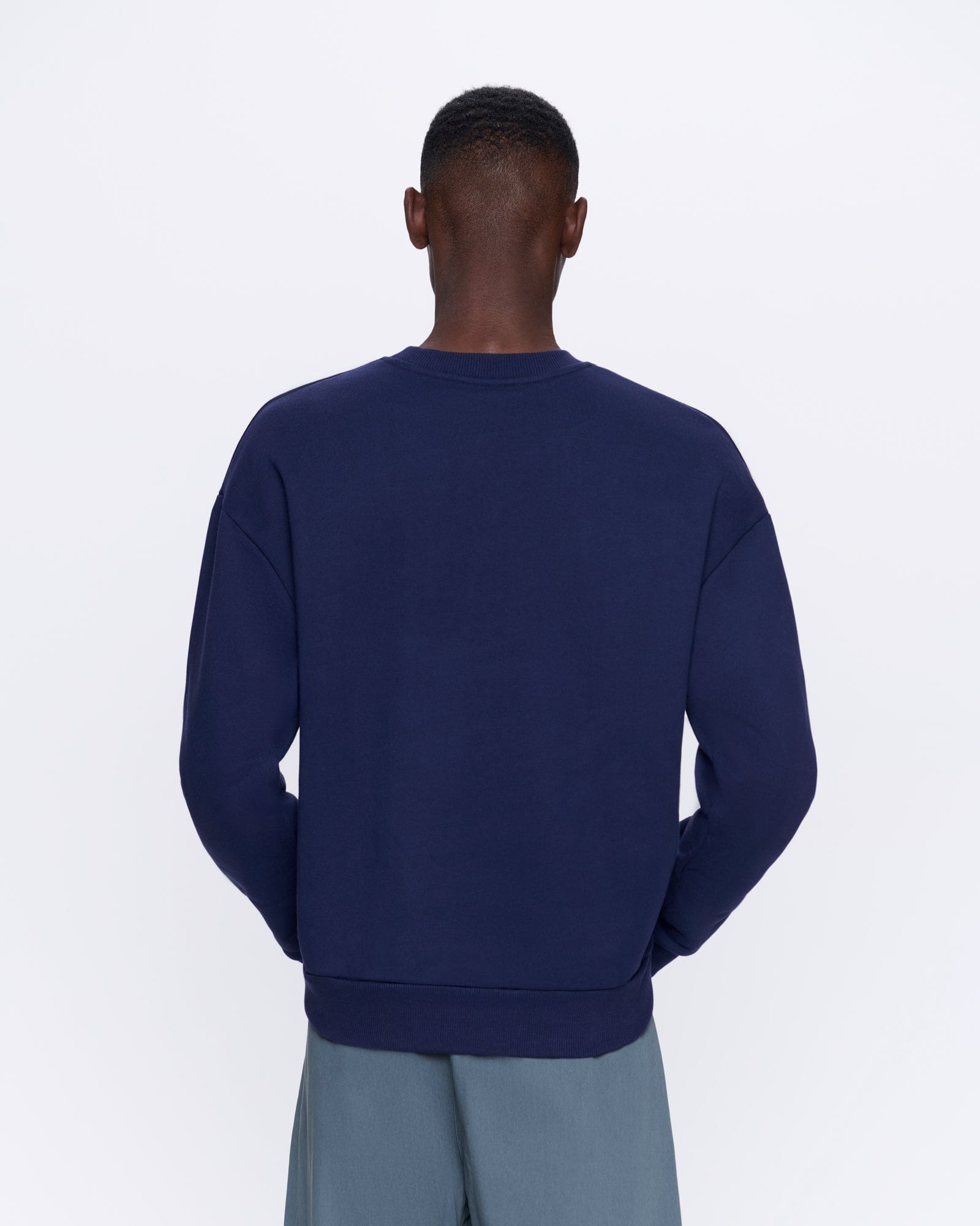 365_HEAVYWEIGHT_SWEATSHIRT_NAVY_MENS_BACK-MODEL