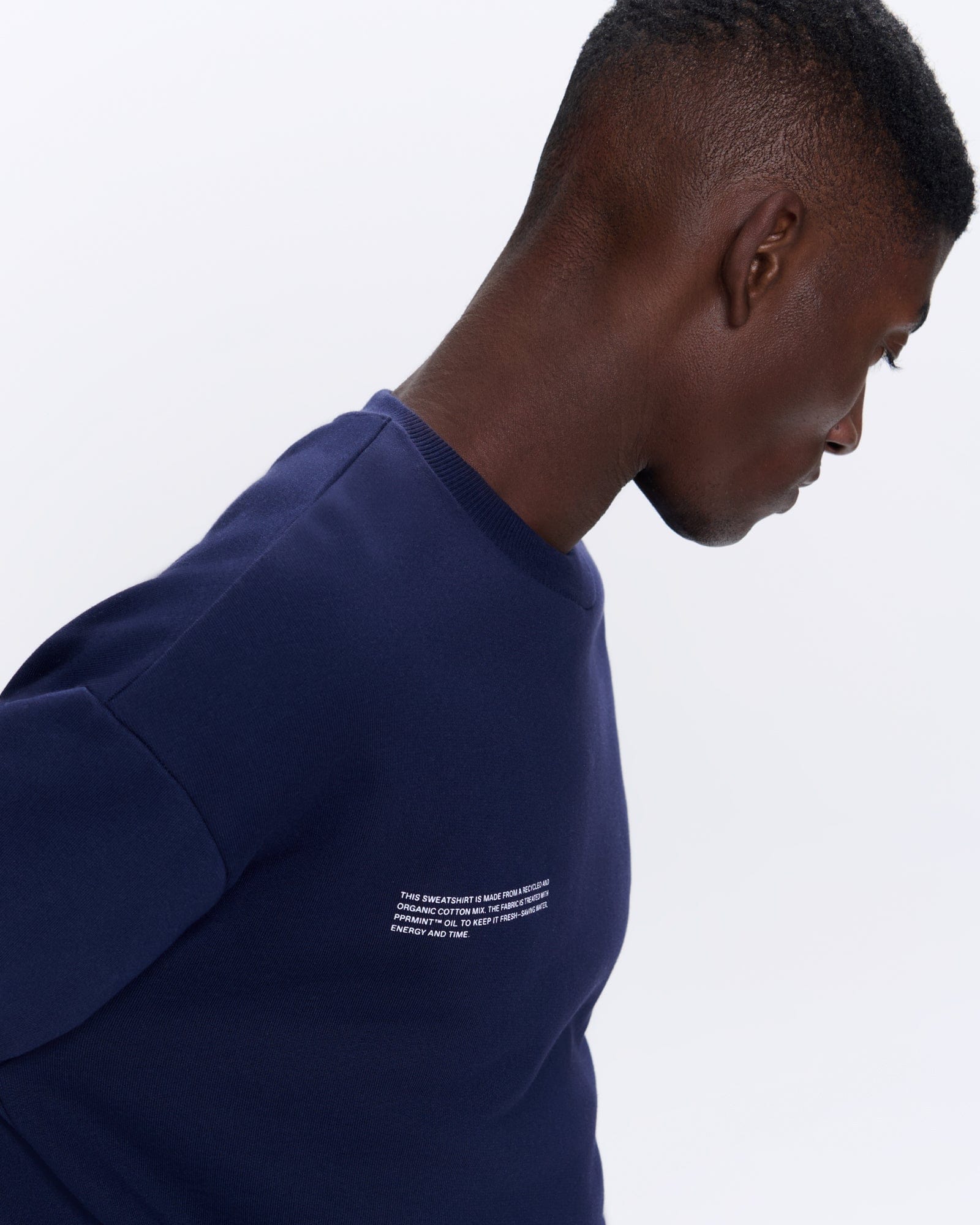 365_HEAVYWEIGHT_SWEATSHIRT_NAVY_MENS_DETAIL-MODEL