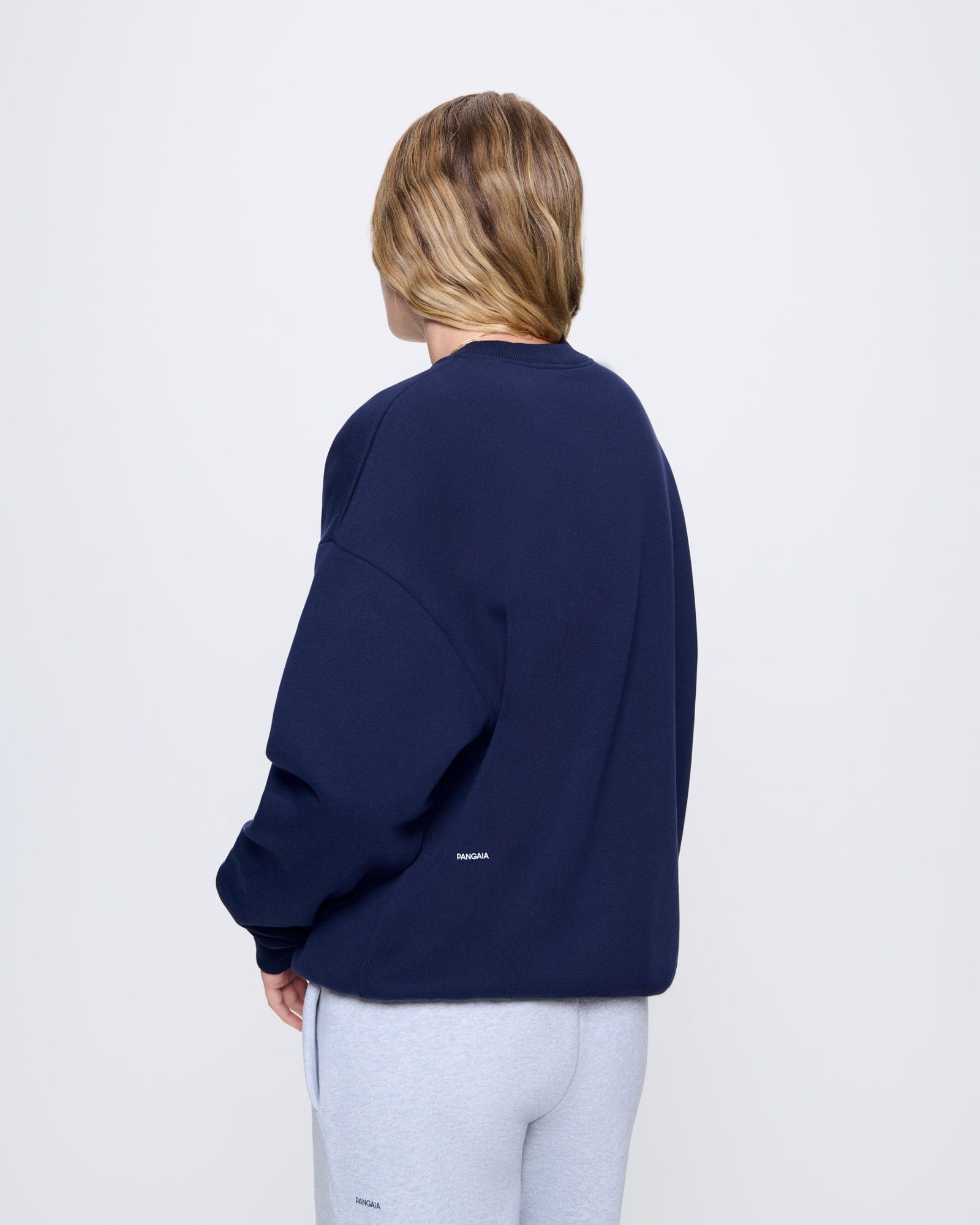 365_HEAVYWEIGHT_SWEATSHIRT_NAVY_WOMENS_BACK-MODEL