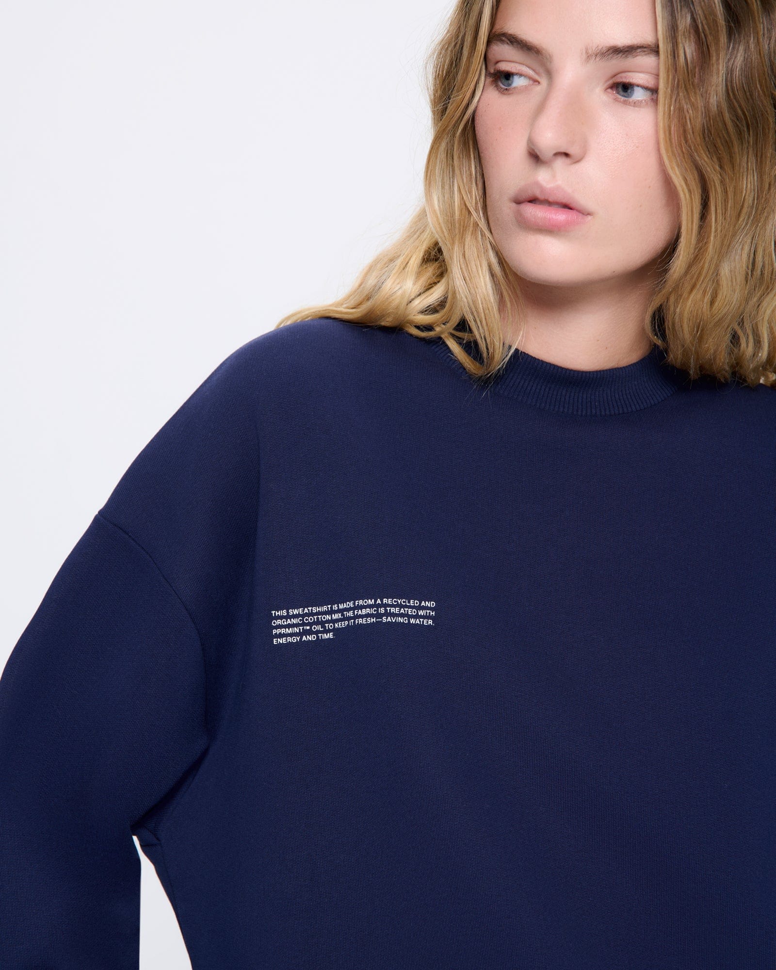 365_HEAVYWEIGHT_SWEATSHIRT_NAVY_WOMENS_DETAIL-MODEL