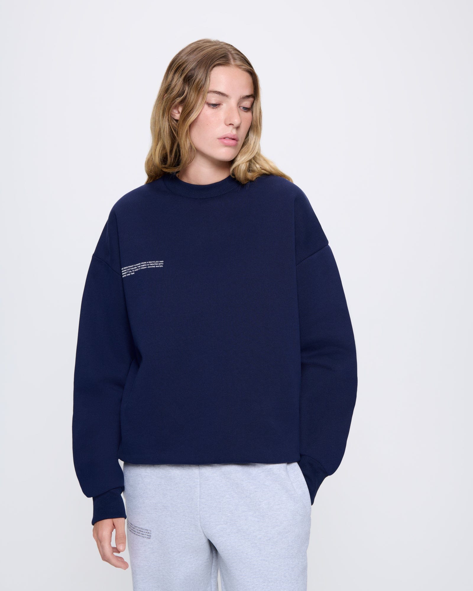 365_HEAVYWEIGHT_SWEATSHIRT_NAVY_WOMENS_FRONT-MODEL