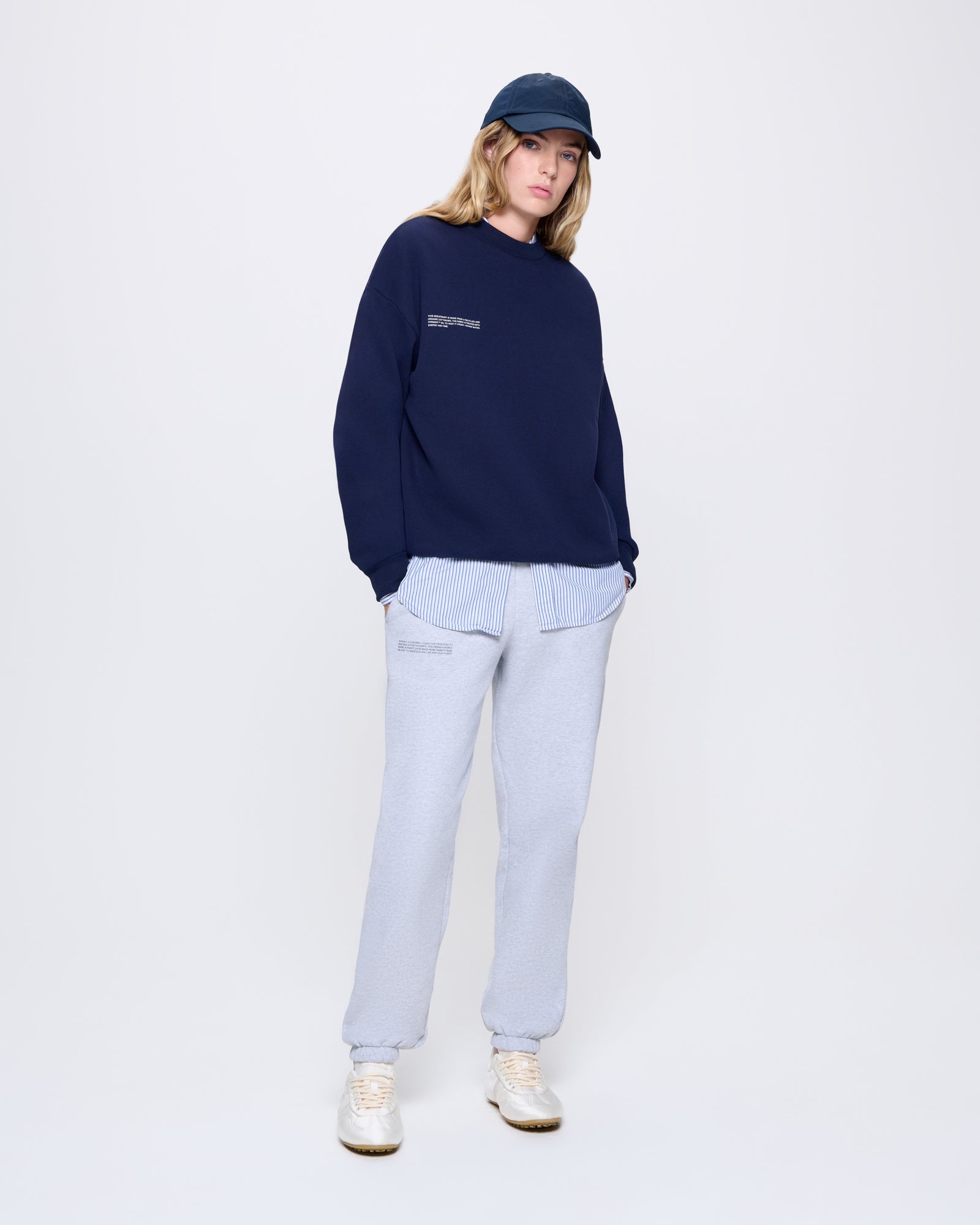 365_HEAVYWEIGHT_SWEATSHIRT_NAVY_WOMENS_LEAD-MODEL