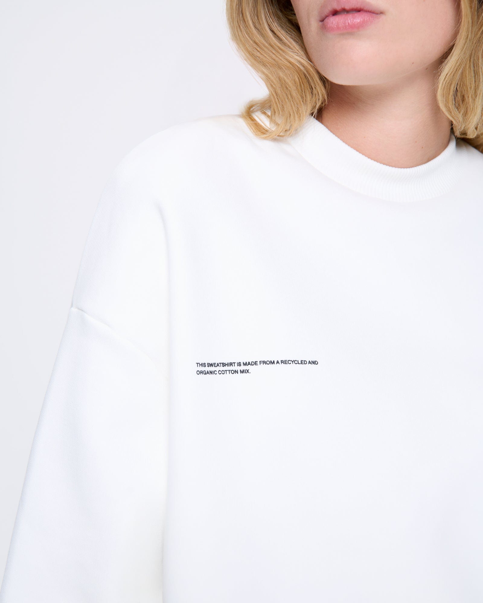 365_HEAVYWEIGHT_SWEATSHIRT_OFF-WHITE_WOMENS_DETAIL-MODEL
