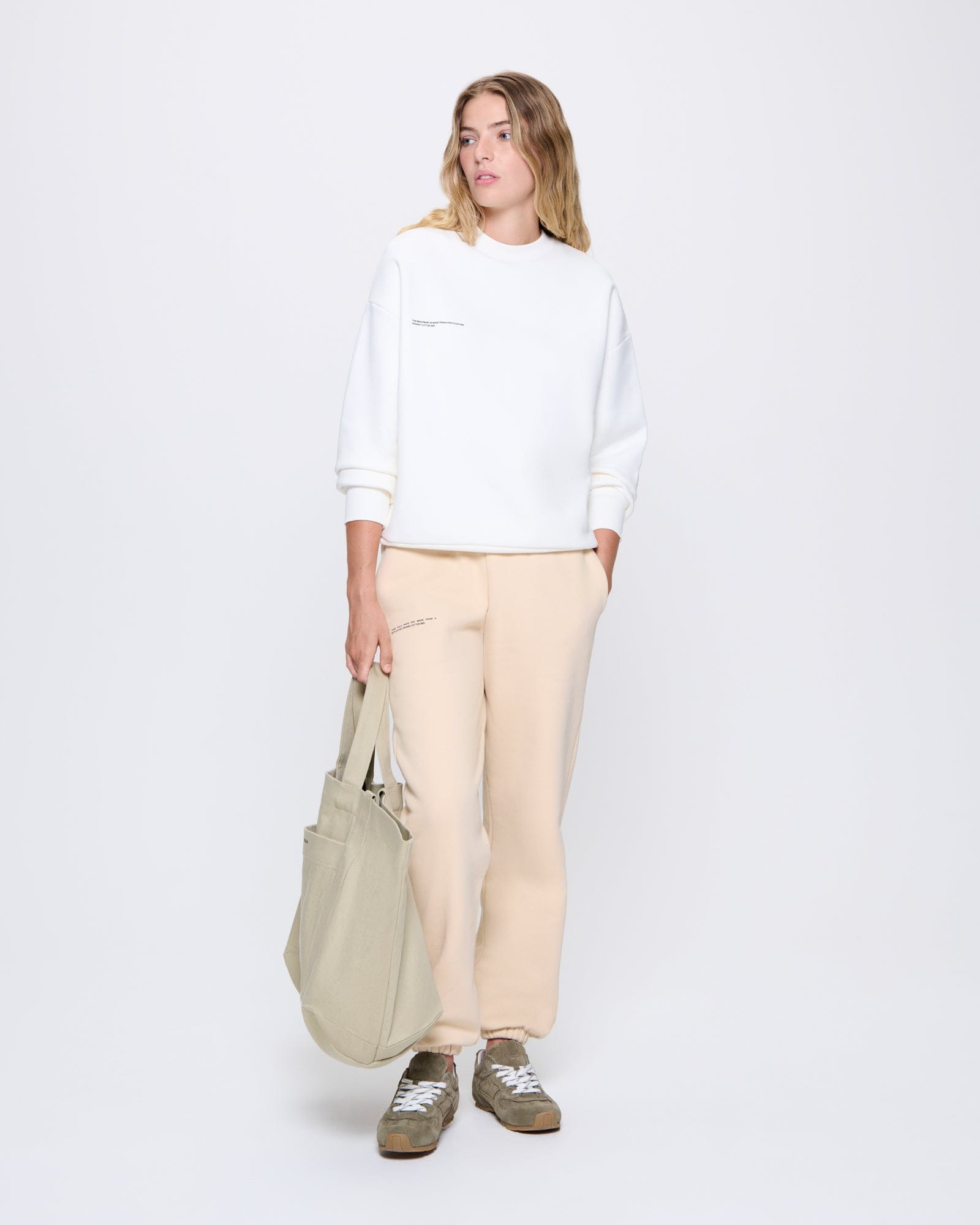 365_HEAVYWEIGHT_SWEATSHIRT_OFF-WHITE_WOMENS_LEAD-MODEL