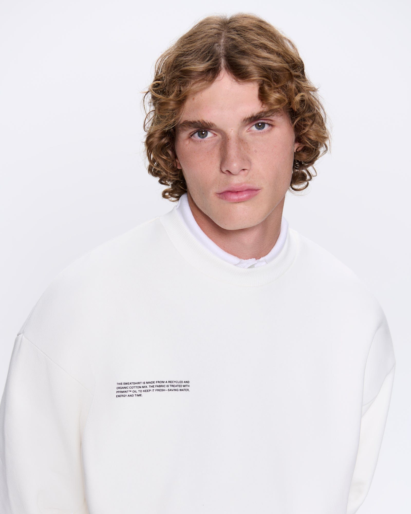 365_HEAVYWEIGHT_SWEATSHIRT_OFF_WHITE_MENS_DETAIL-MODEL