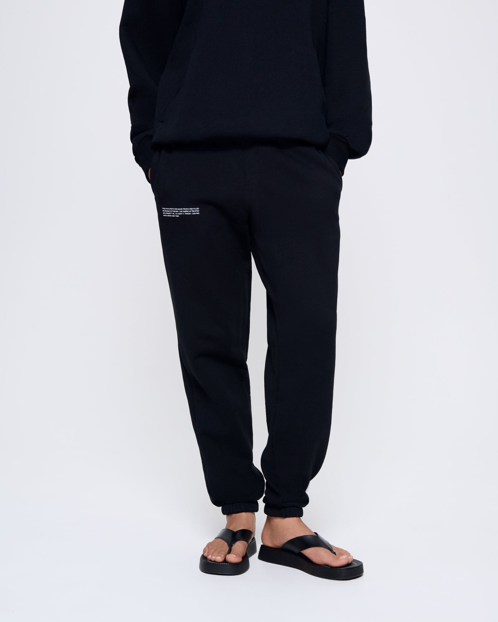 365_HEAVYWEIGHT_TRACK-PANTS_BLACK_WOMEN_FRONT-MODEL