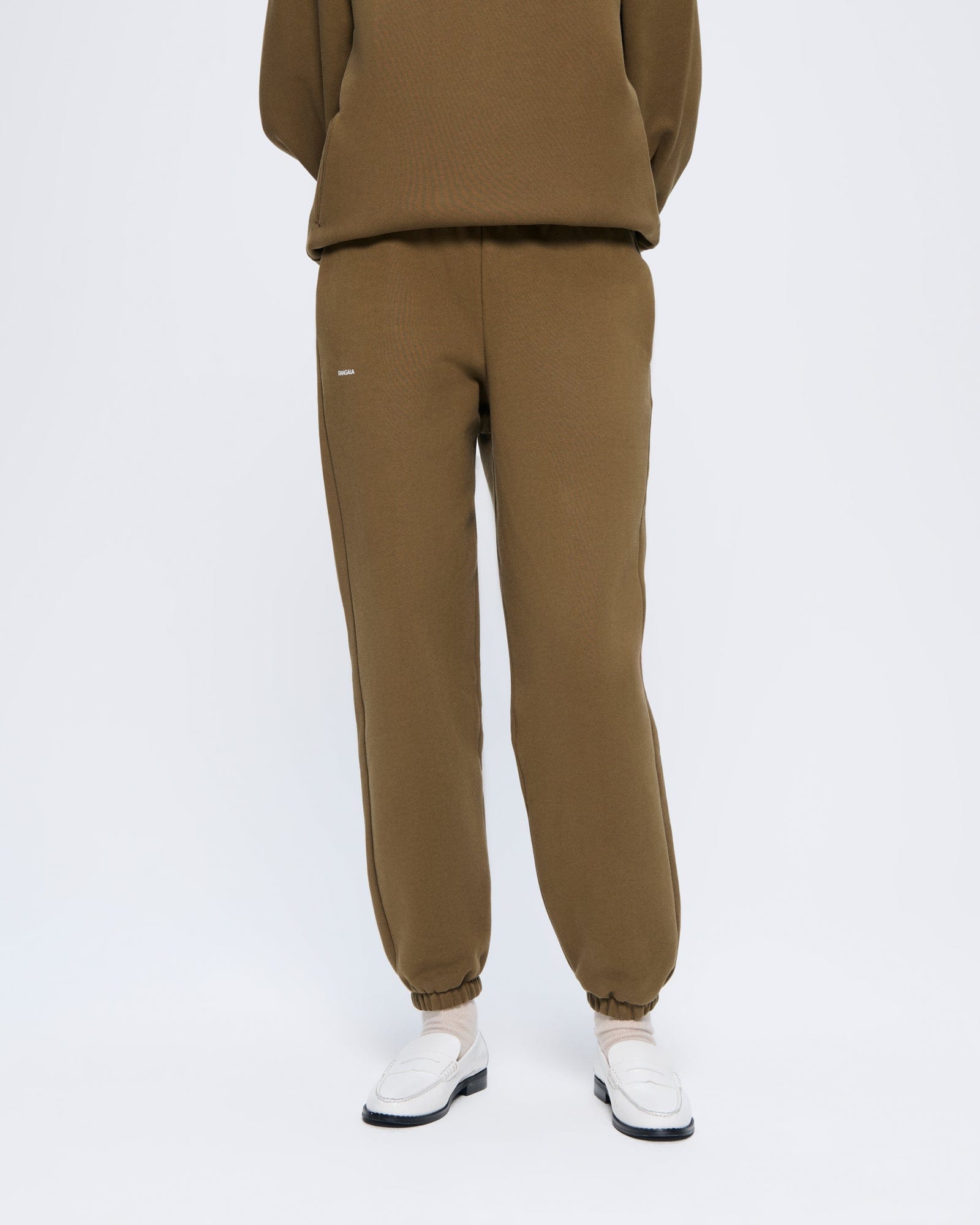 365_HEAVYWEIGHT_TRACKPANTS_SOIL_BROWN_WOMENS_FRONT