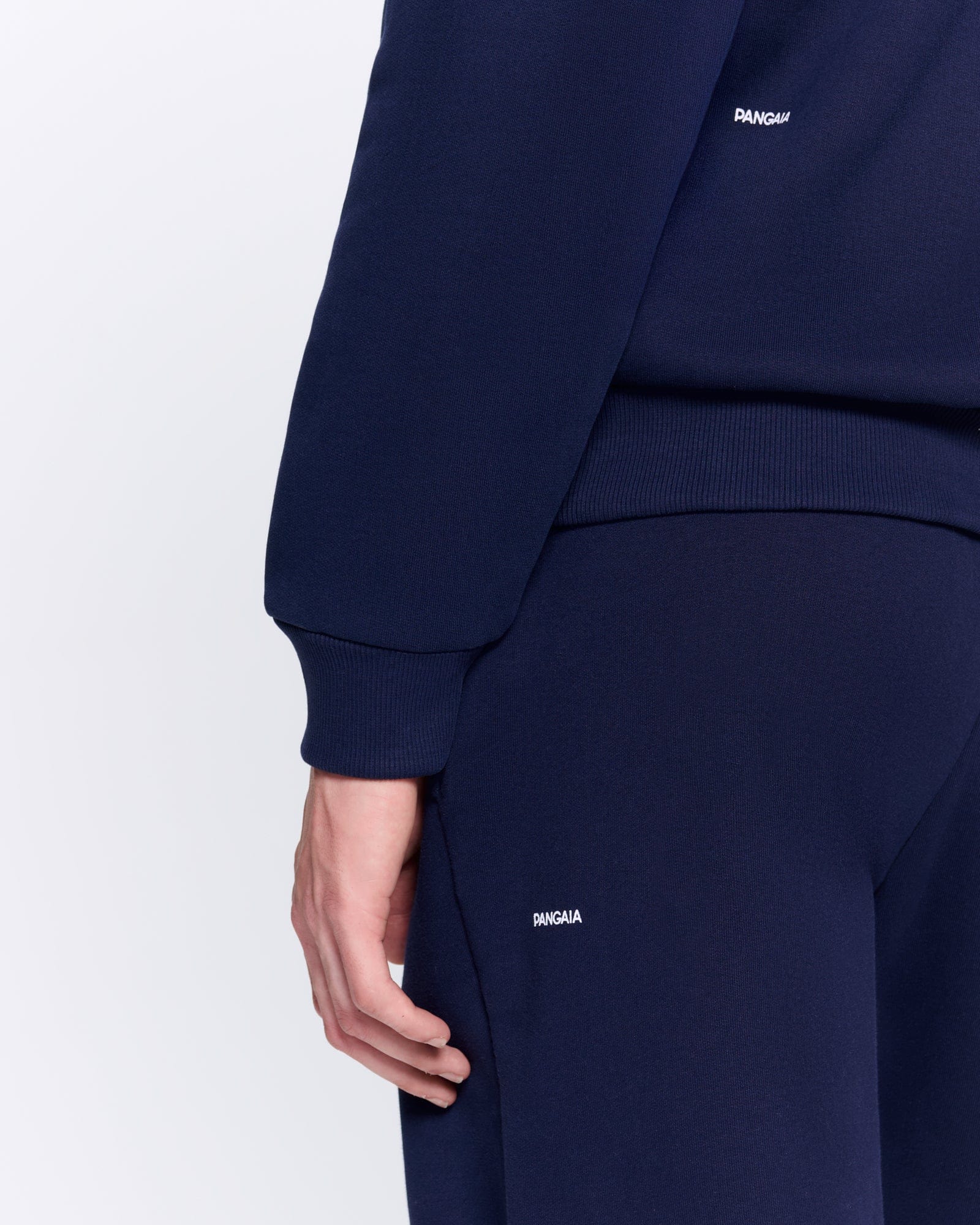 365_HEAVYWEIGHT_TRACK_PANTS_NAVY_MENS_DETAIL-MODEL