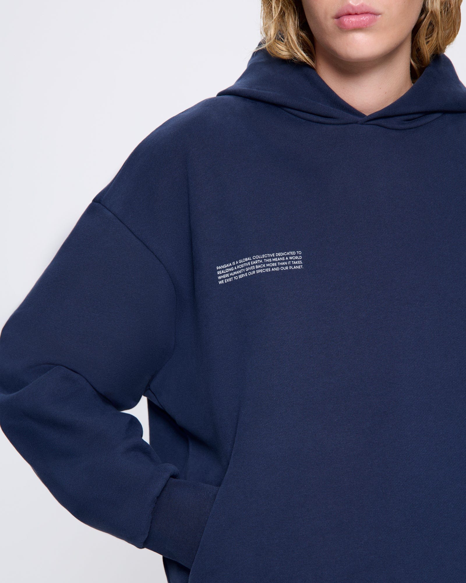 365_MIDWEIGHT_HOODIE_NAVY-BLUE_WOMENS_DETAIL-MODEL