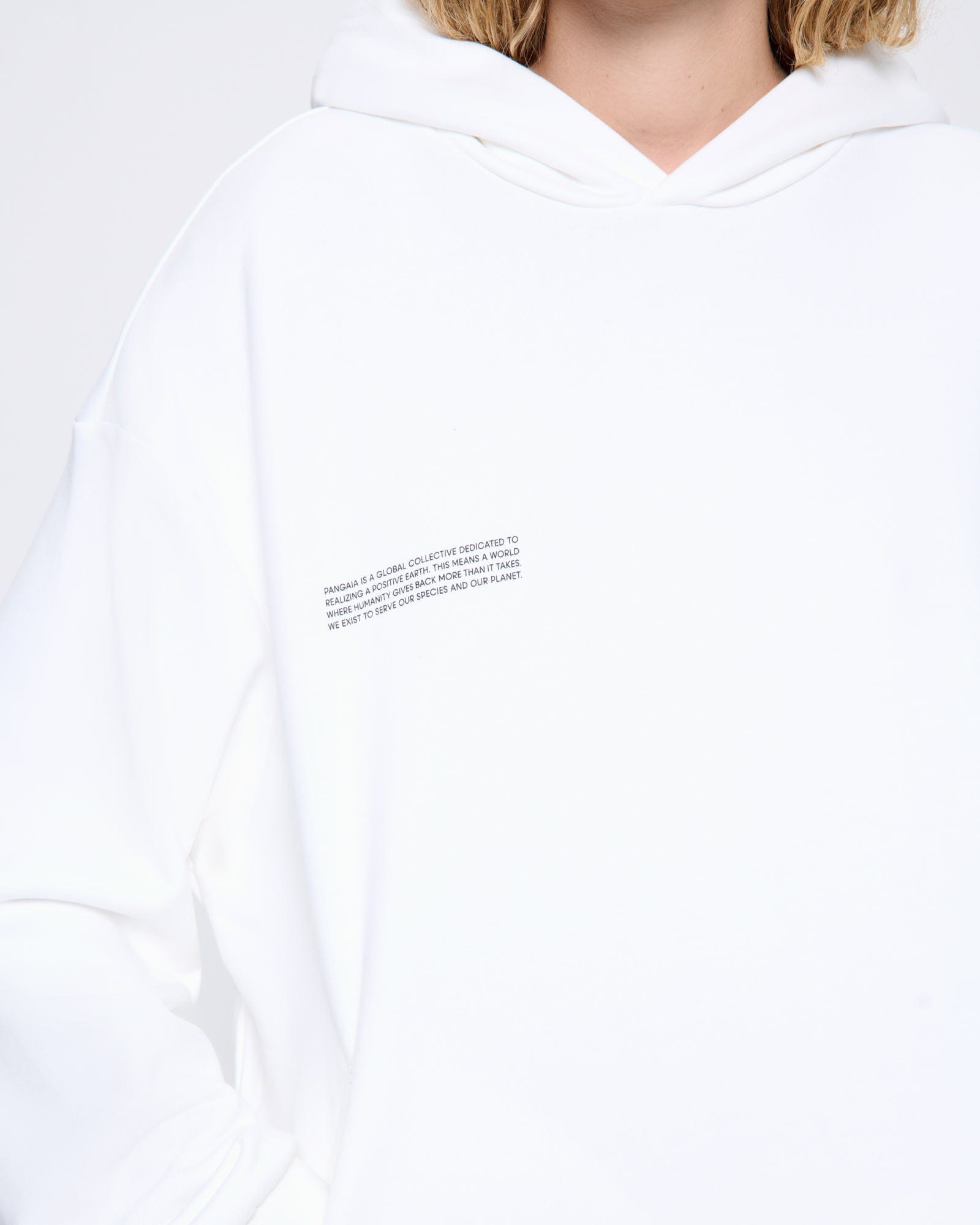 365_MIDWEIGHT_HOODIE_OFF-WHITE_WOMENS_DETAIL-MODEL
