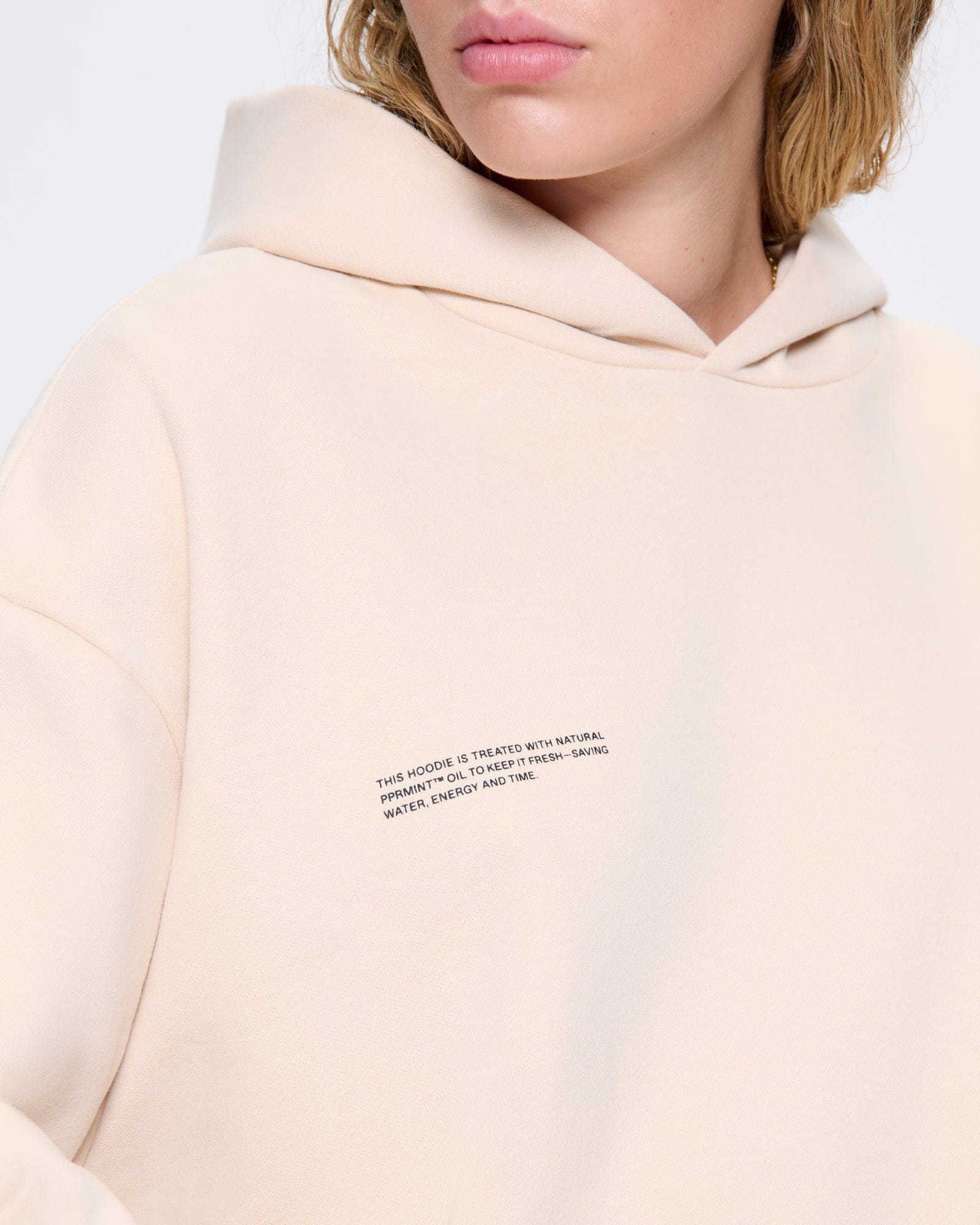 365_MIDWEIGHT_HOODIE_SAND_WOMENS_DETAIL-MODEL