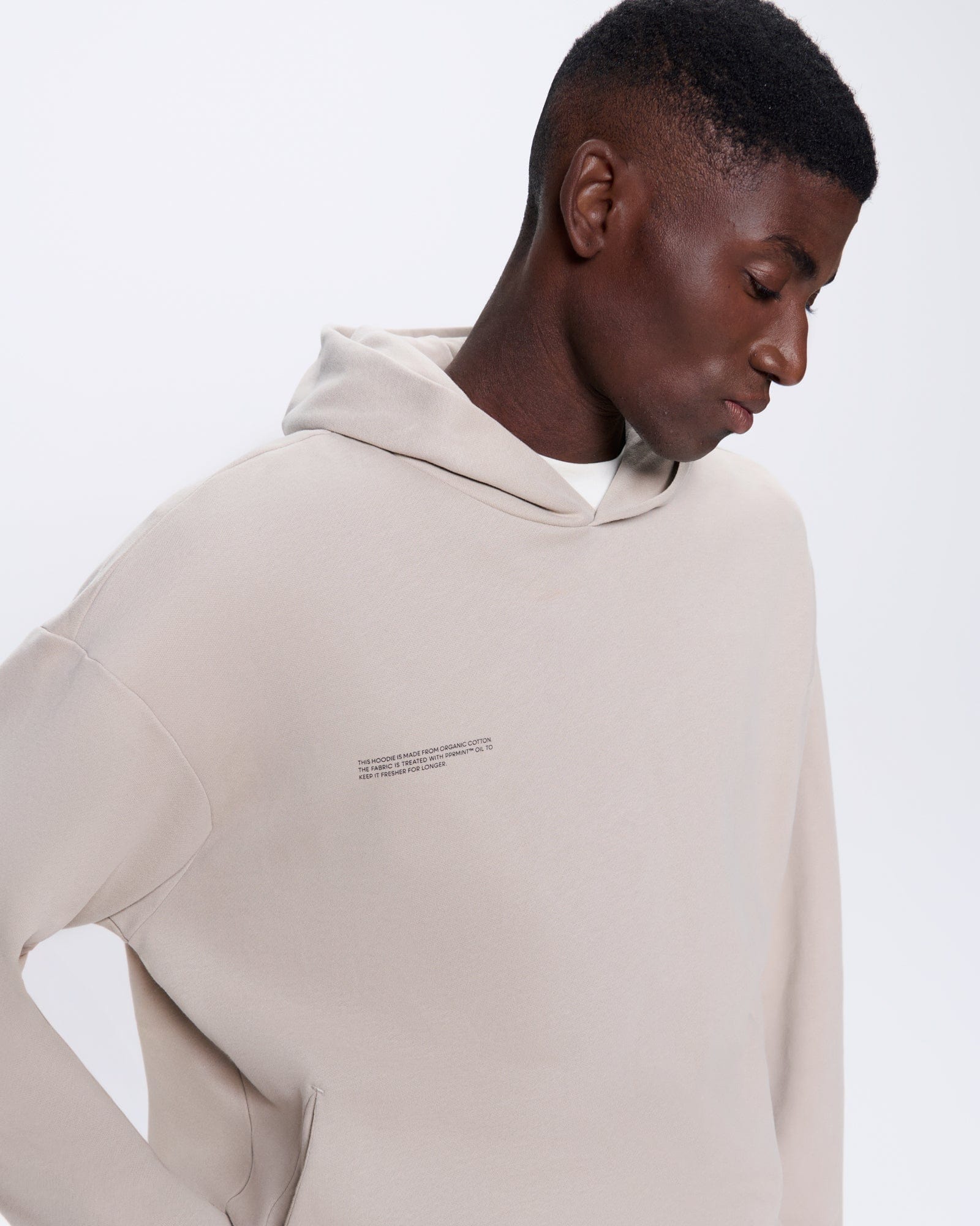 365_MIDWEIGHT_HOODIE_STONE_MENS_DETAIL - model