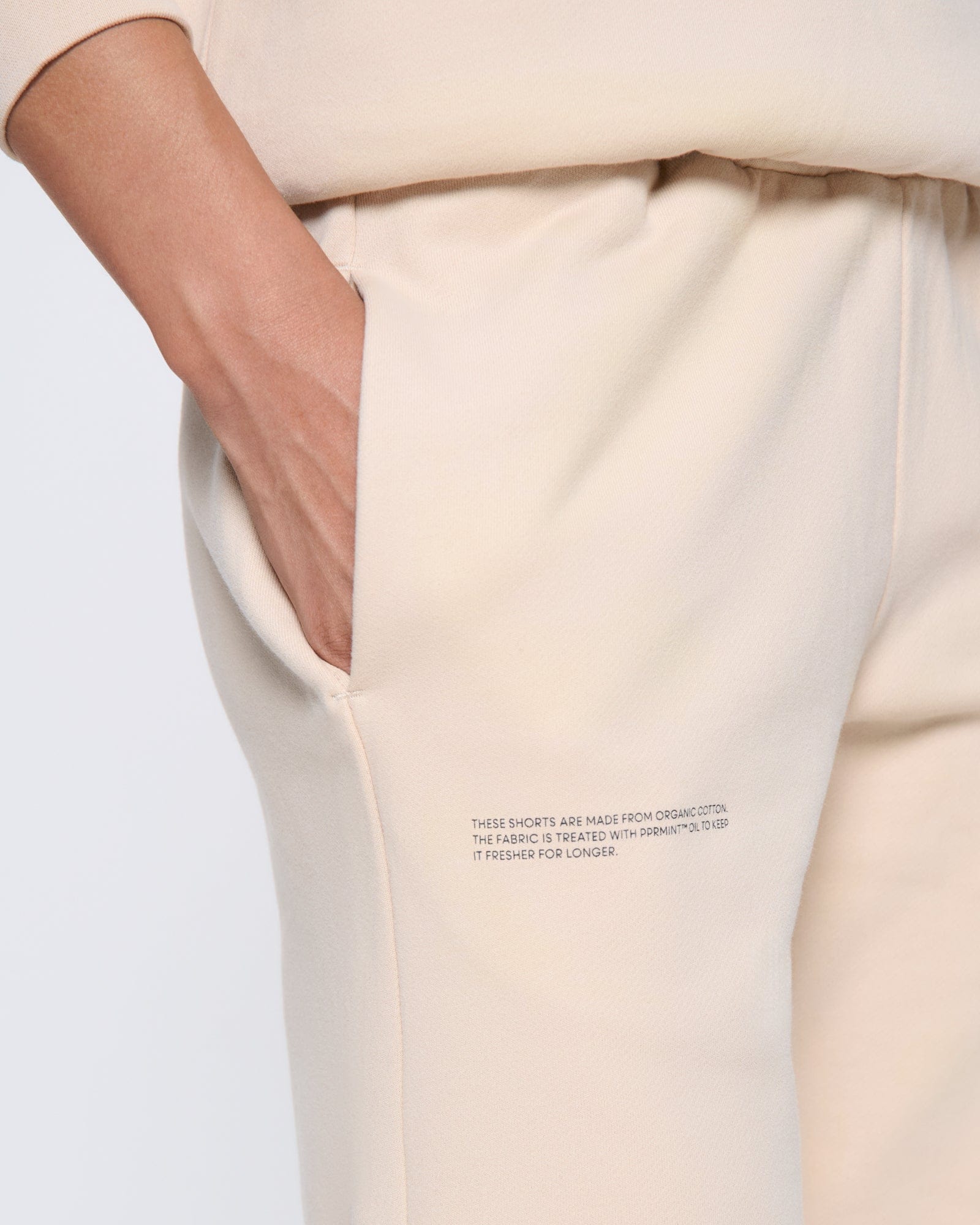 365_MIDWEIGHT_LONG-SHORTS_SAND_WOMENS_DETAIL-MODEL