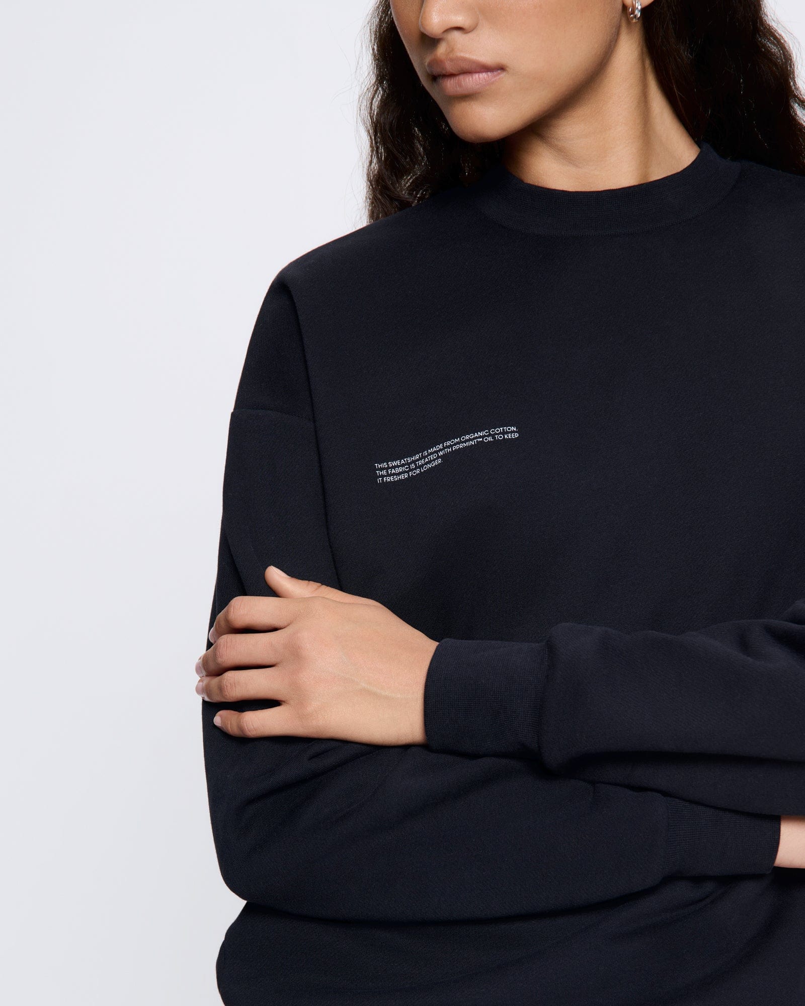 365_MIDWEIGHT_SWEATSHIRT_BLACK_WOMENS_DETAIL-MODEL