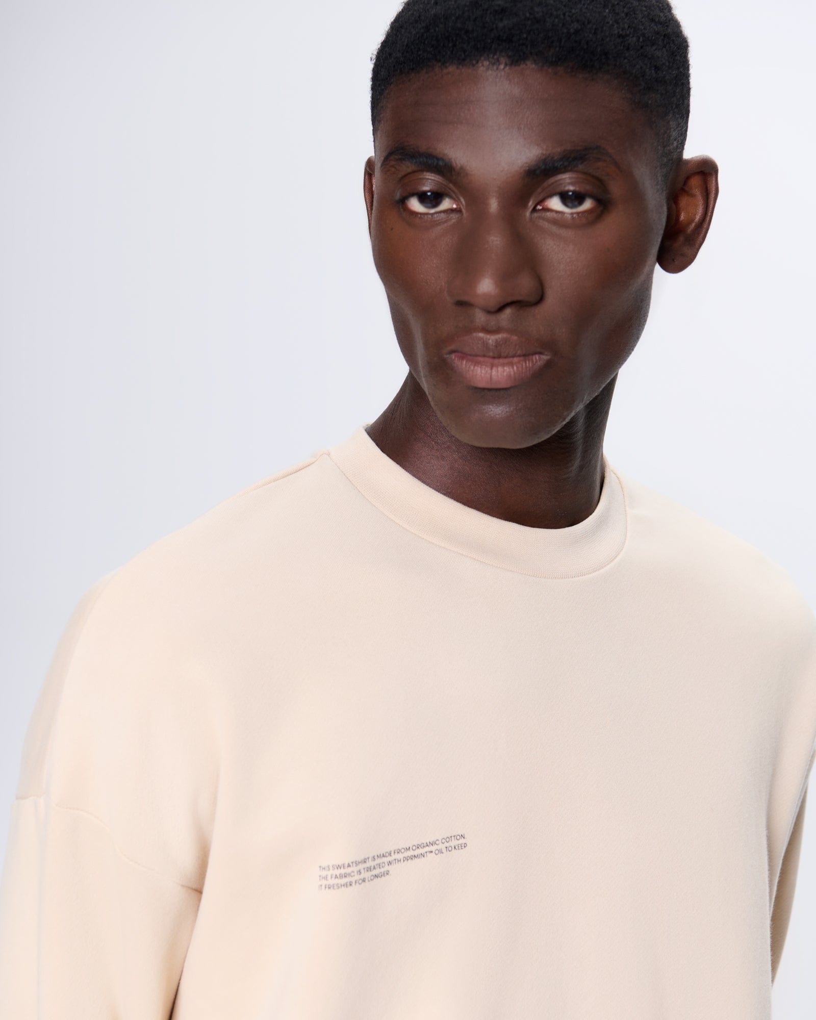 365_MIDWEIGHT_SWEATSHIRT_SAND_MENS_DETAIL