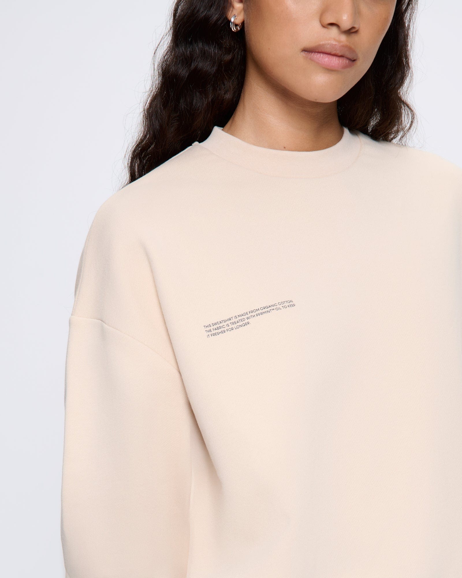365_MIDWEIGHT_SWEATSHIRT_SAND_WOMENS_DETAIL-MODEL