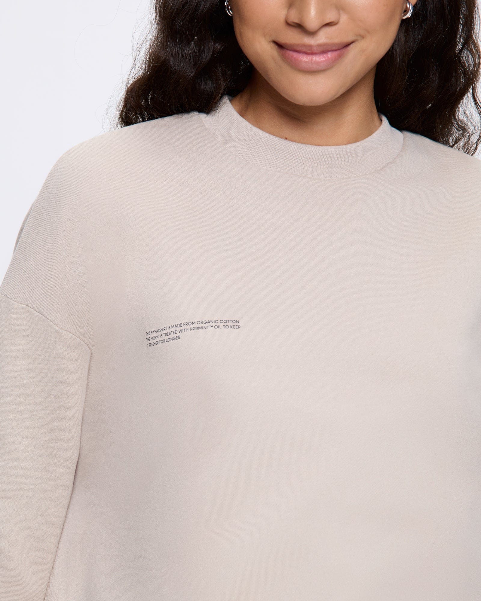 365_MIDWEIGHT_SWEATSHIRT_STONE_WOMENS_DETAIL-MODEL