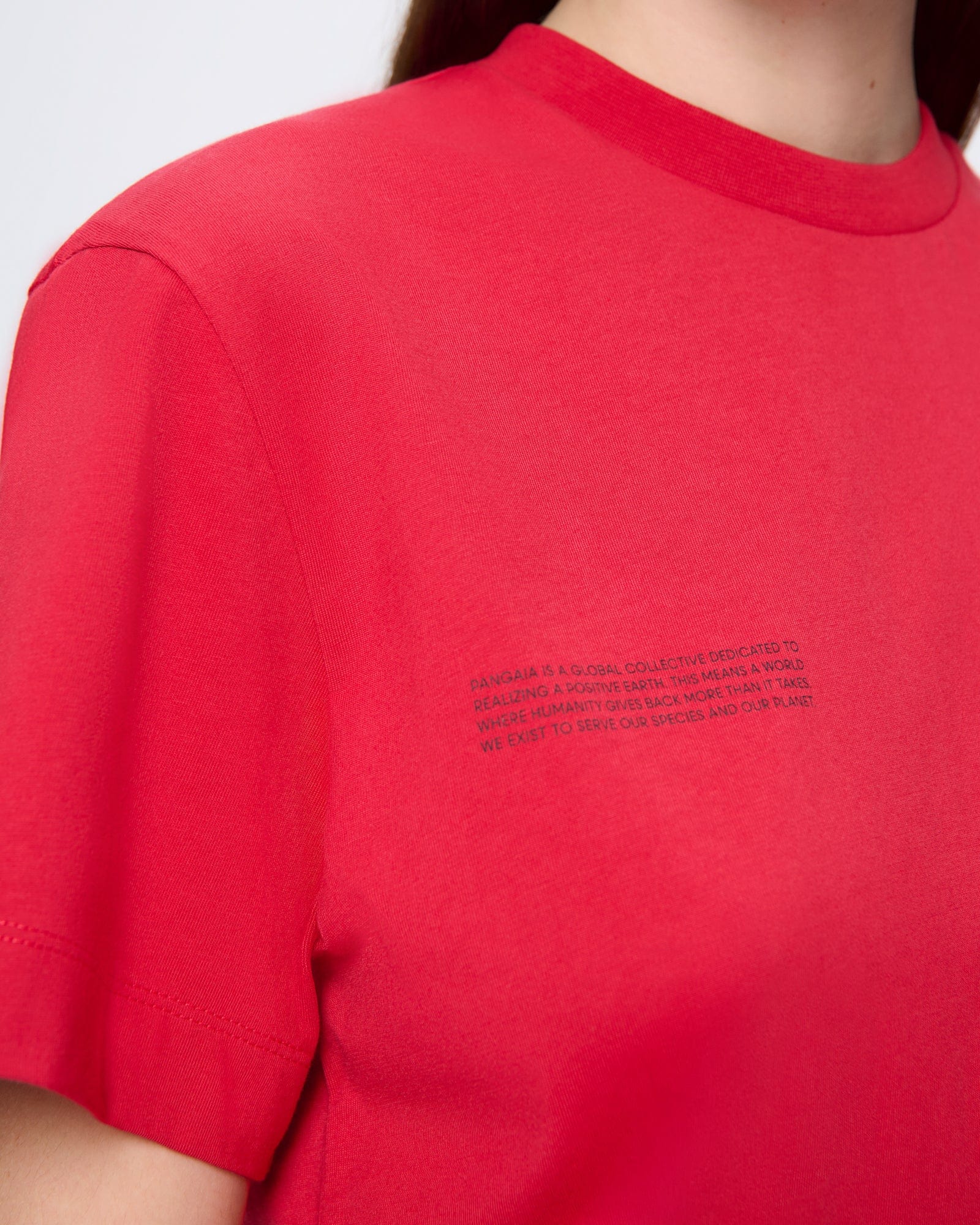 365_MIDWEIGHT_T-SHIRT_GOJI_RED_WOMENS_DETAIL-MODEL