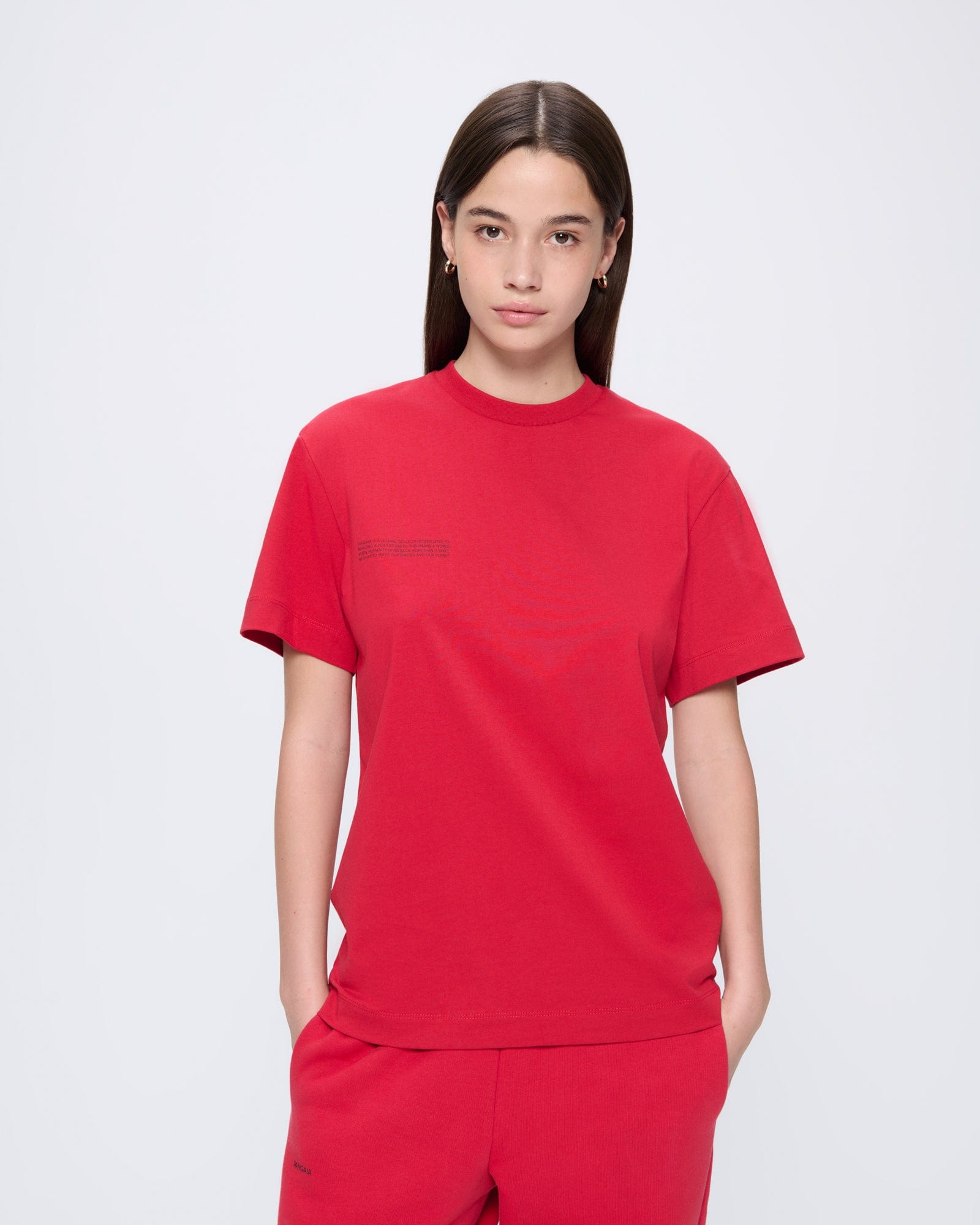 365_MIDWEIGHT_T-SHIRT_GOJI_RED_WOMENS_FRONT-MODEL
