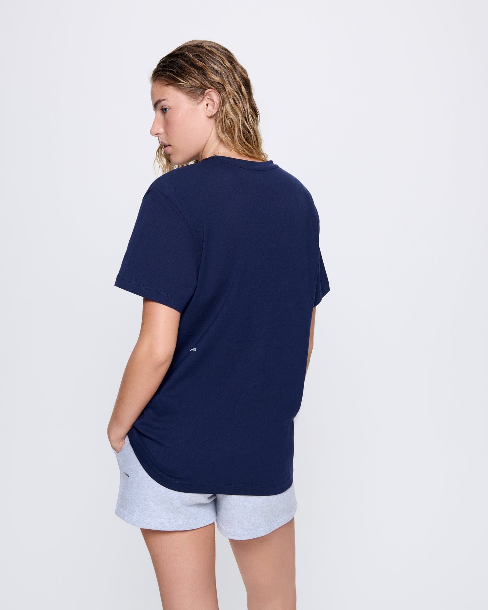 365_MIDWEIGHT_T-SHIRT_NAVY_WOMENS_BACK-MODEL