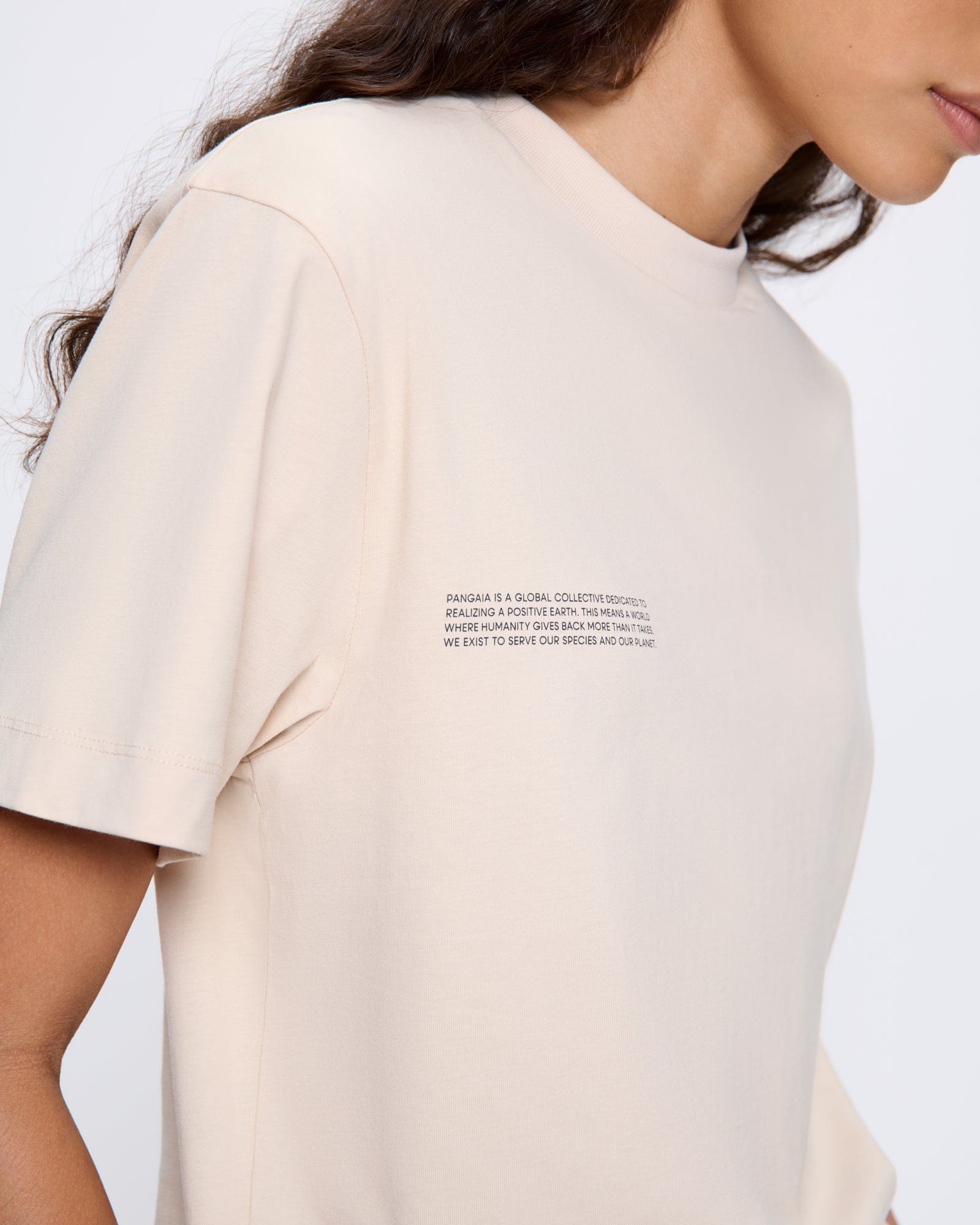 365_MIDWEIGHT_T-SHIRT_SAND_WOMENS_DETAIL-MODEL