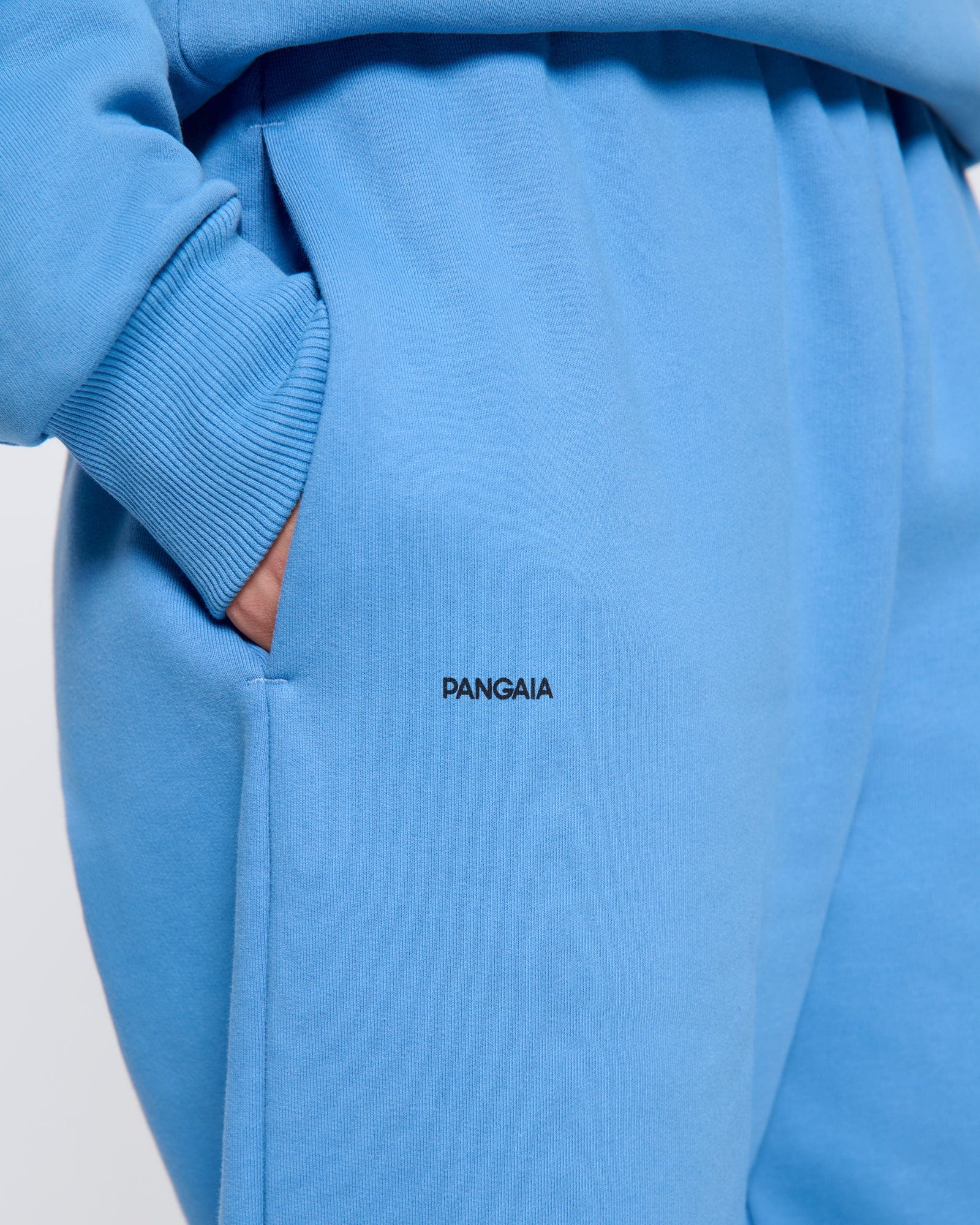 DNA_BARRELL-LEG-TRACK-PANTS_SUMMIT-BLUE_WOMENS_DETAIL