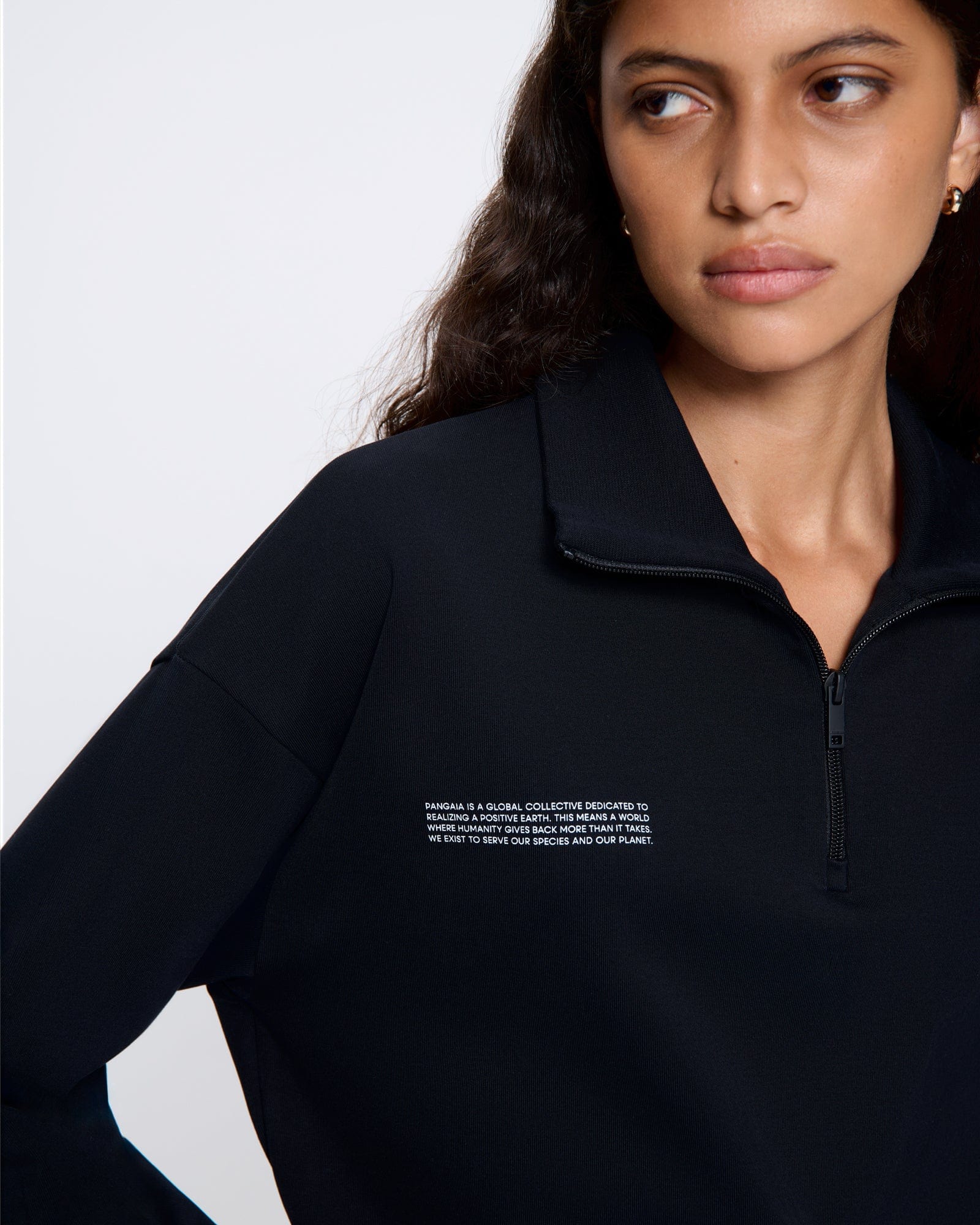 DNA_DOUBLE-JERSEY-SWEATSHIRT_BLACK_WOMENS_DETAIL_02429e3c-b970-4800-9d70-bb75d91e4ab9