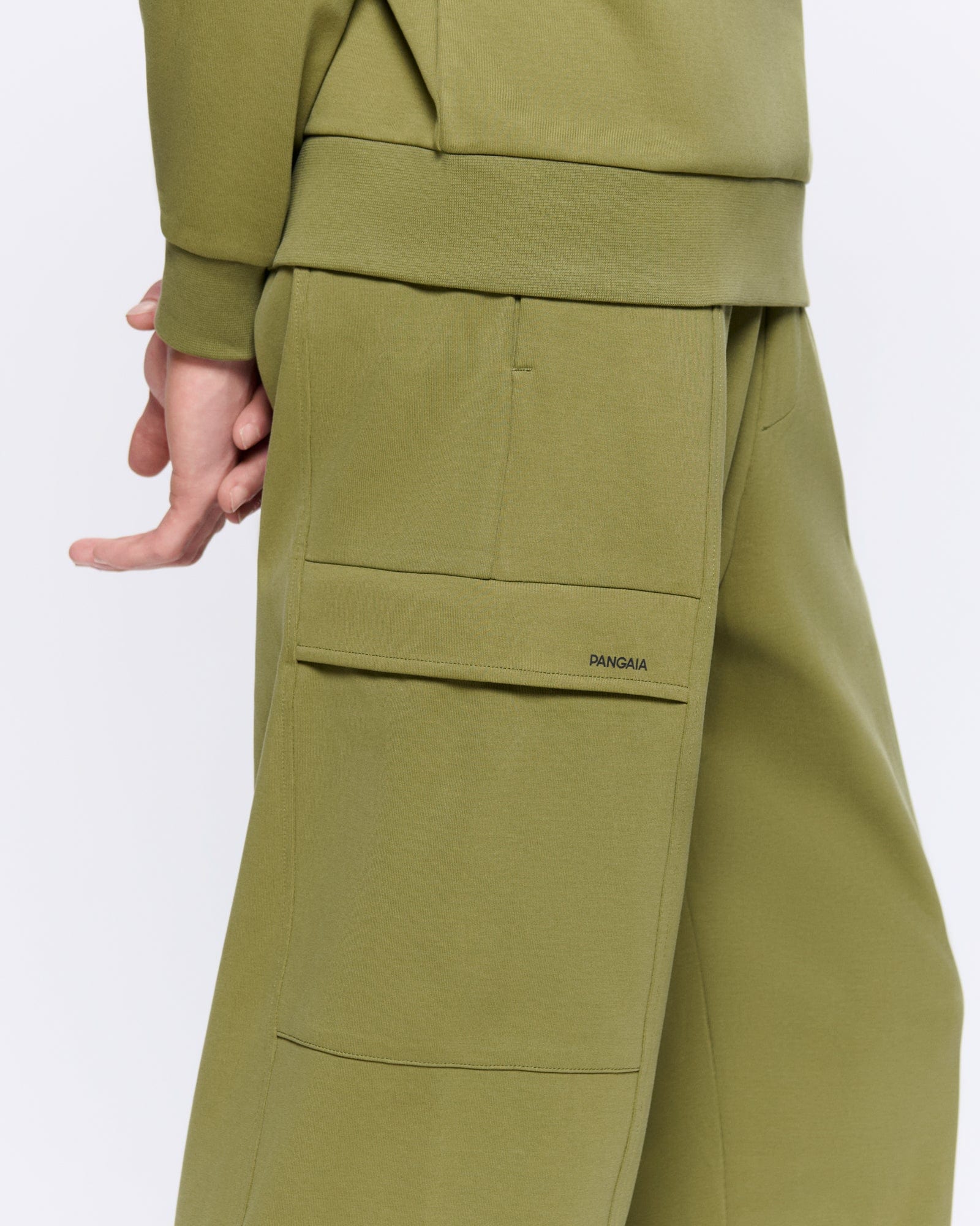 DNA_DOUBLE_JERSEY_CARGO_TROUSERS_HIGHLAND_GREEN_MENS_DETAIL