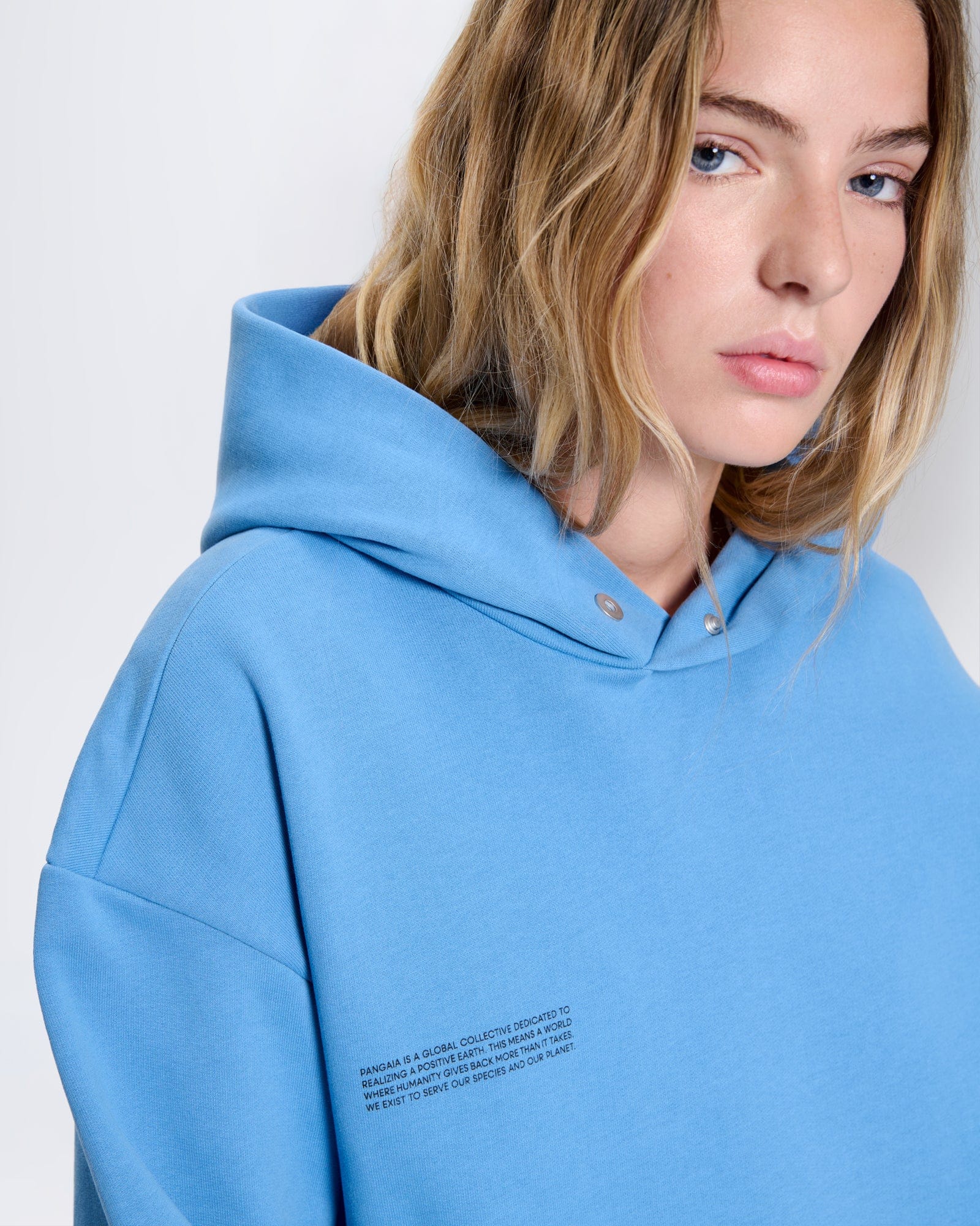 DNA_HOODIE_SUMMIT-BLUE_WOMENS_DETAIL