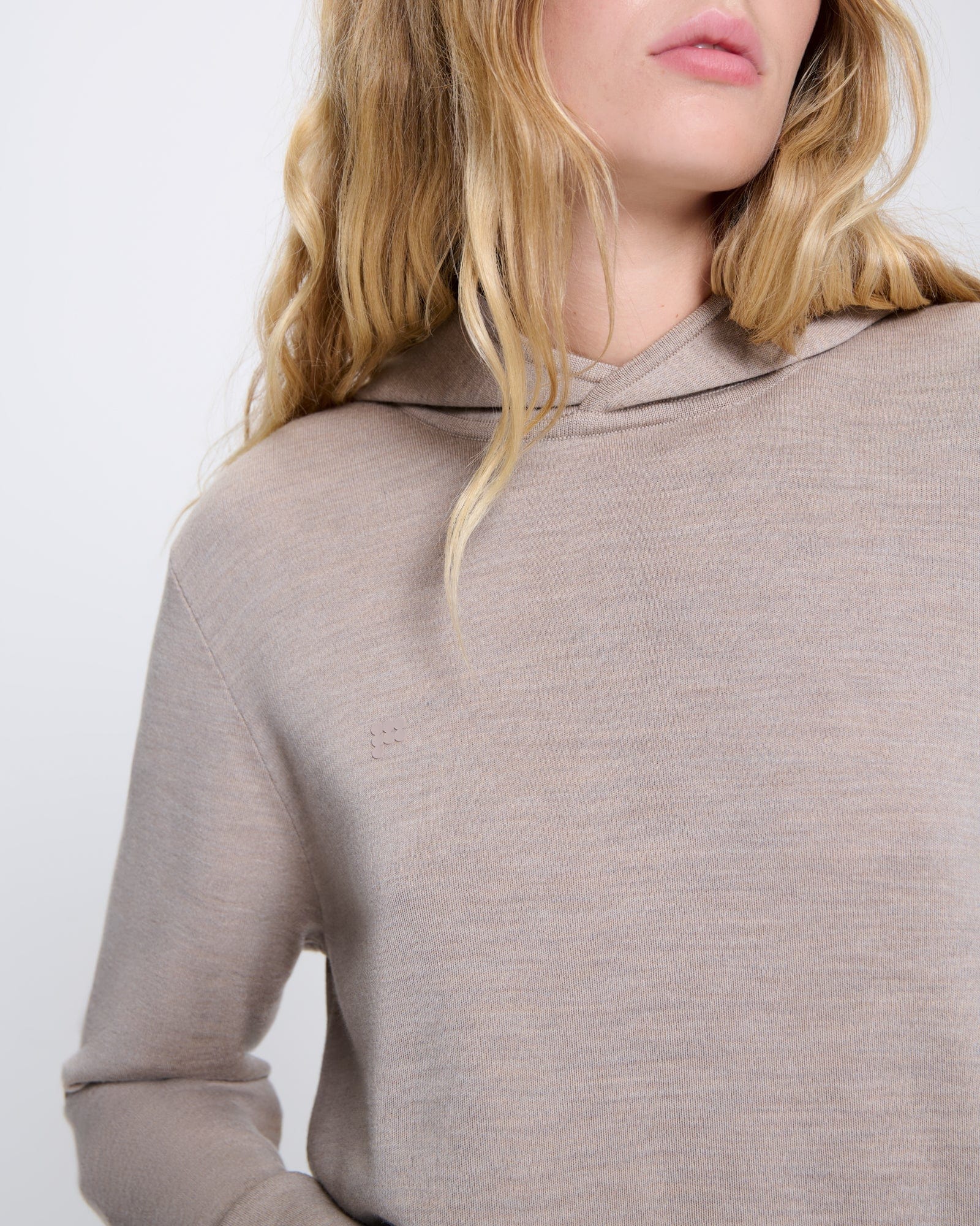 DNA_MERINIO-WOOL_HOODIE_STONE-MARL_WOMENS_DETAIL