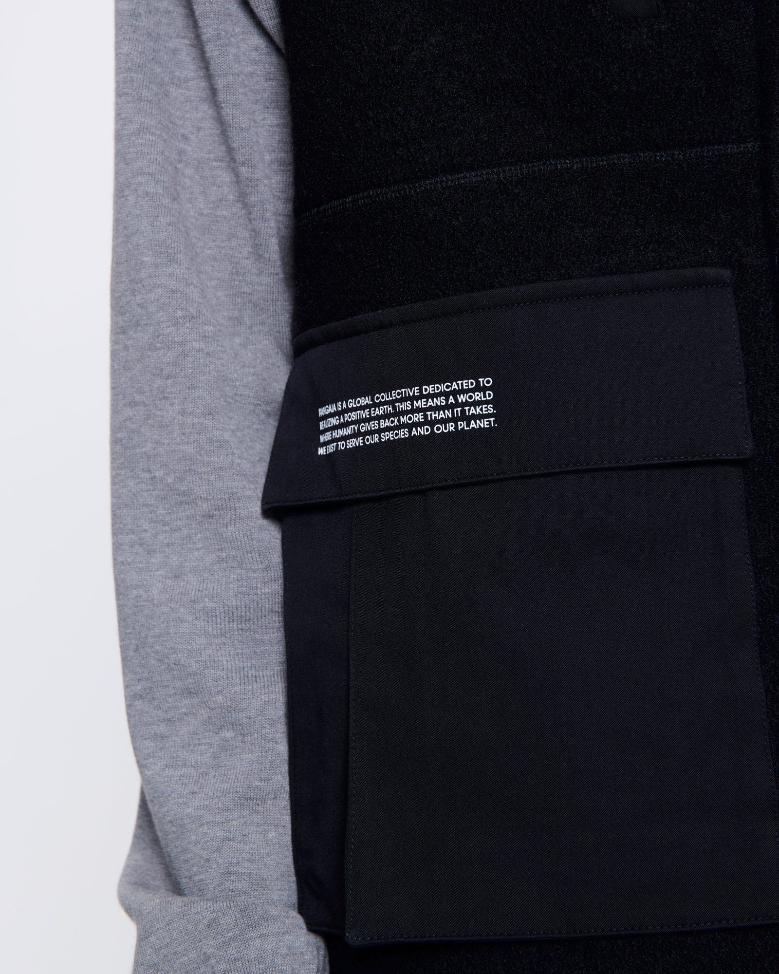 DNA_UTILITY-WOOL_GILET_BLACK_WOMENS_DETAIL