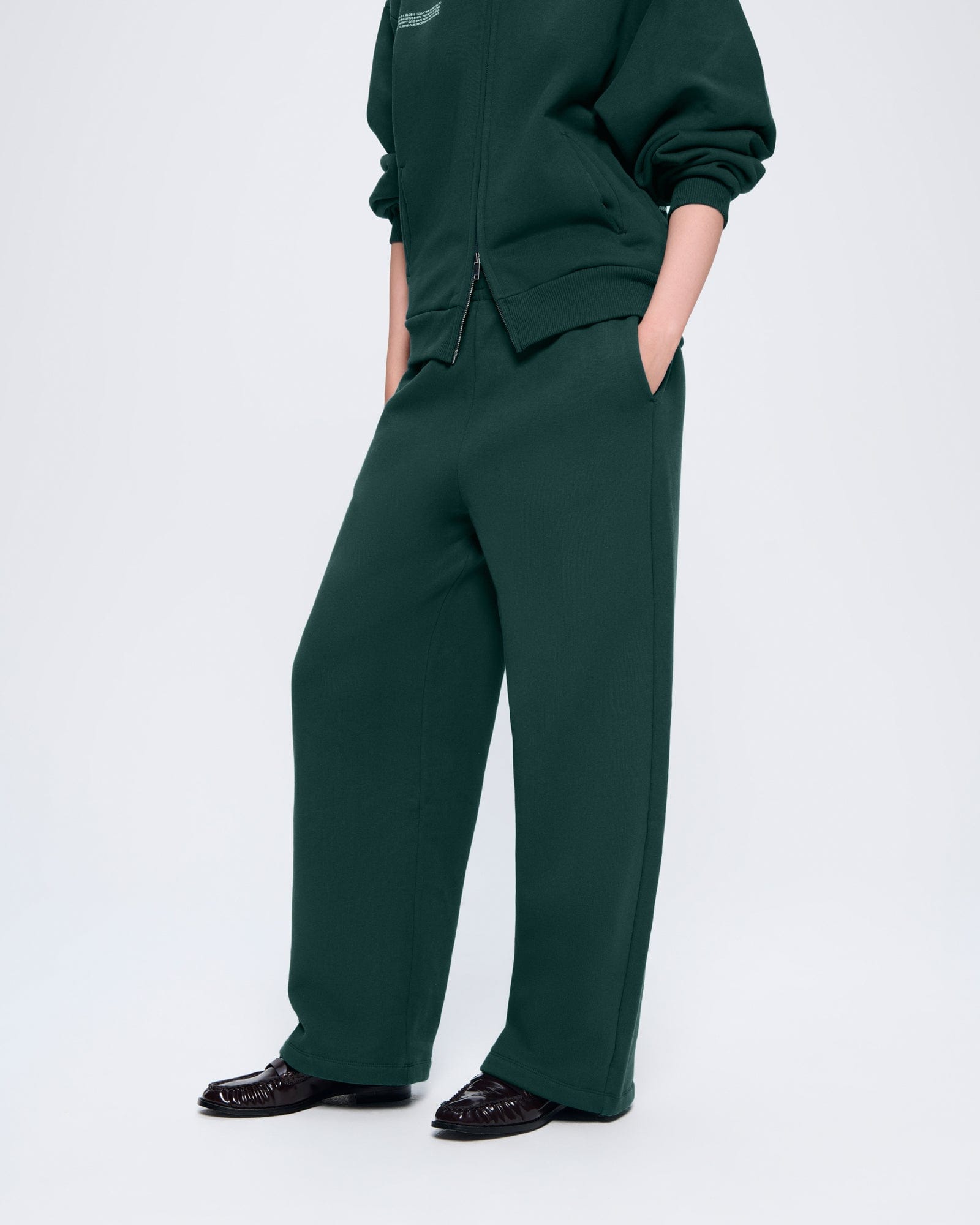 HEAVYWEIGHT-STRAIGHT-LEG_TRACK-PANTS_FOLIAGE-GREEN_WOMENS_FRONT_Retouched
