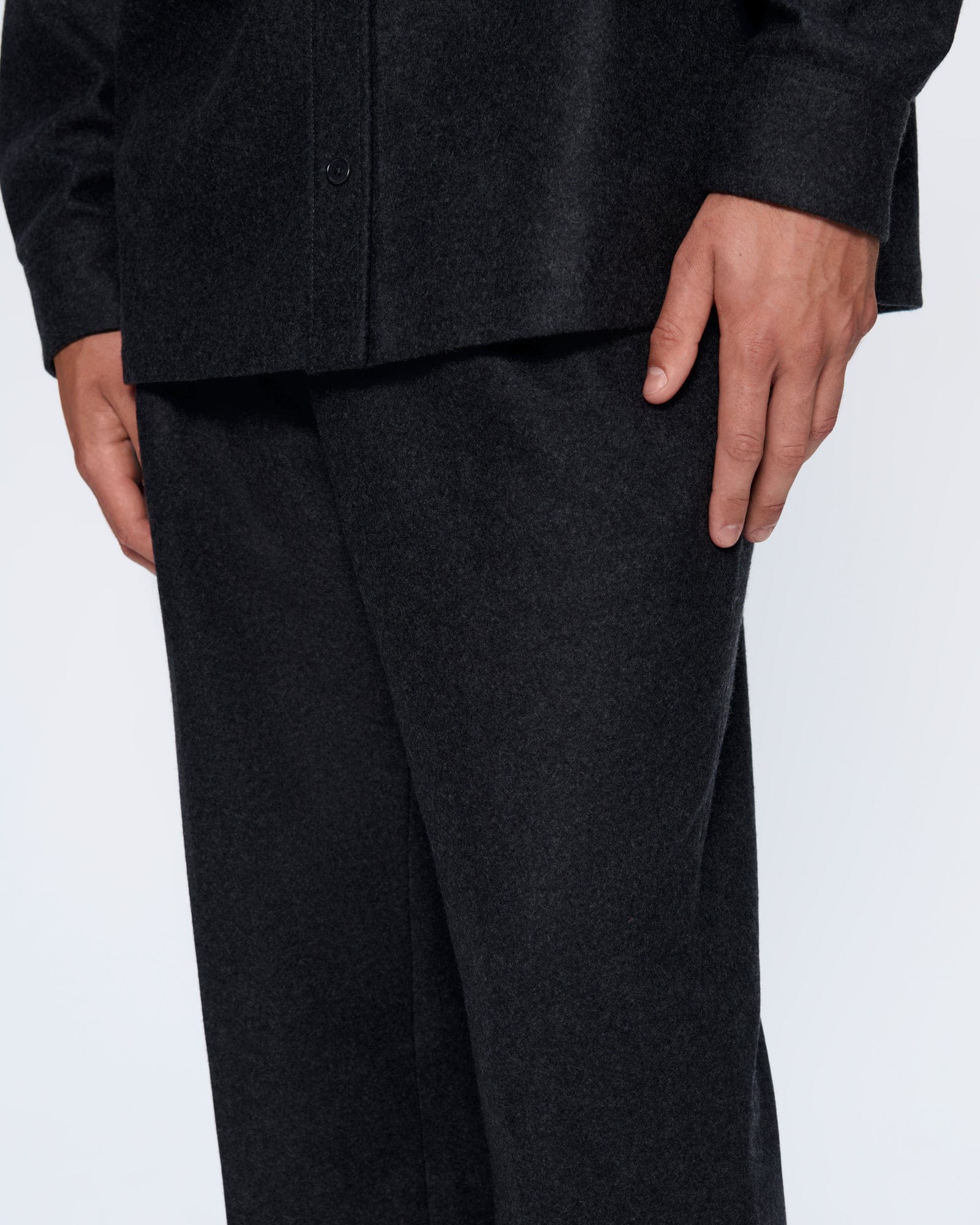 WOOL_TAILORING_TROUSERS_MERCURY_GREY_MENS_DETAIL
